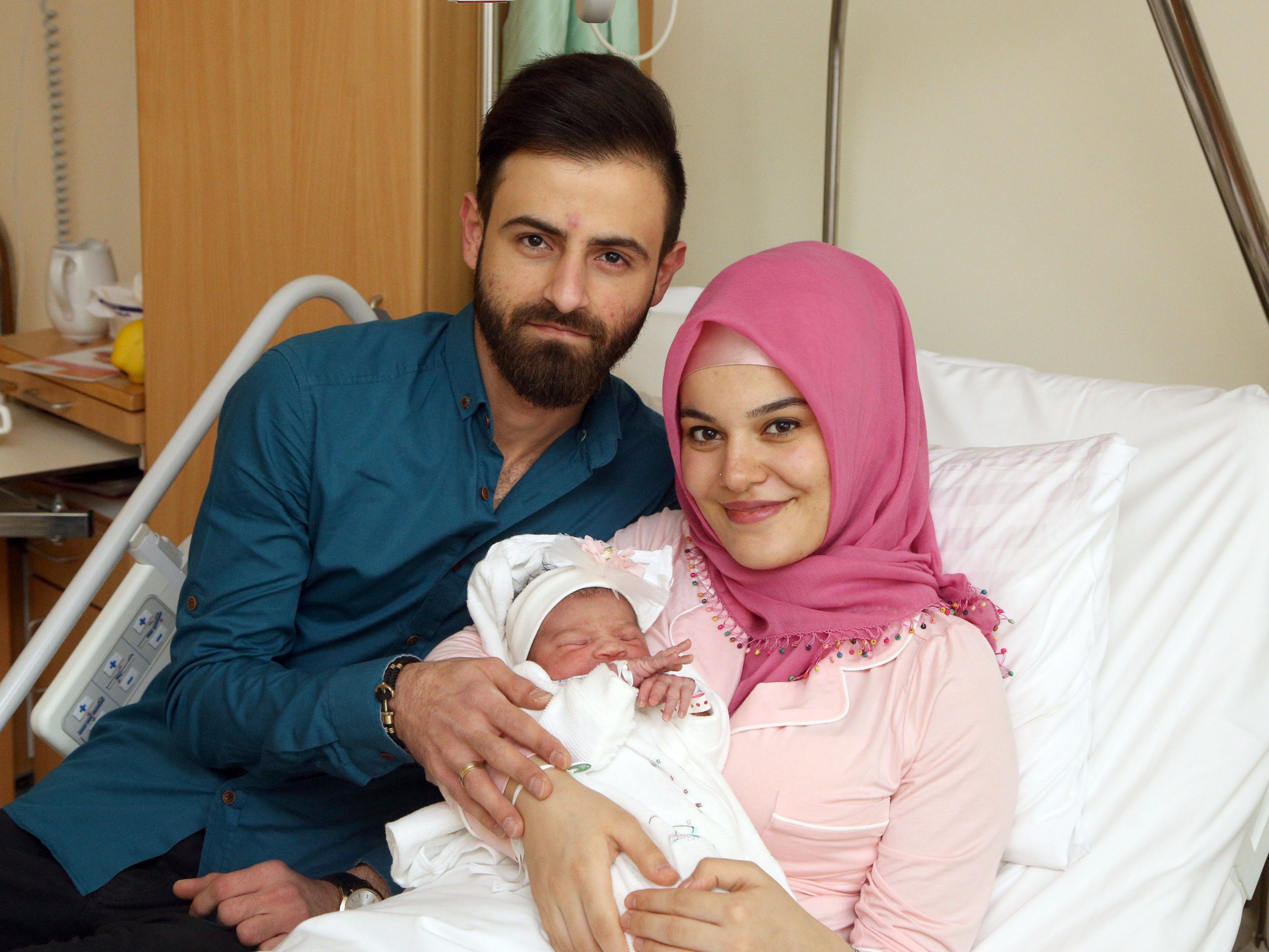 Das Wiener Neujahrsbaby samt glücklichen Eltern Das Wiener Neujahrsbaby samt glücklichen Eltern