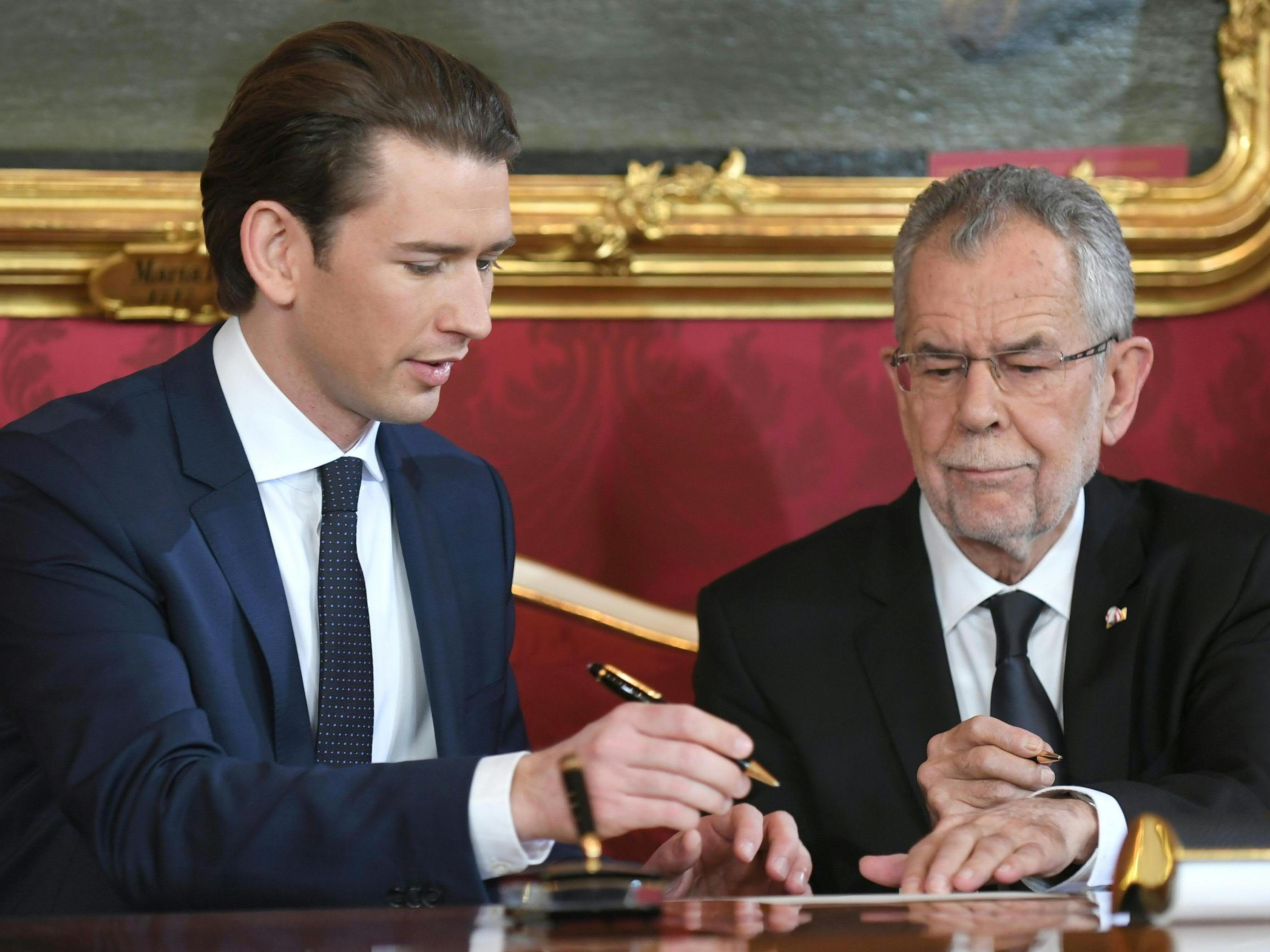Bundeskanzler Sebastian Kurz (l.) und Bundespräsident Alexander Van der Bellen treffen am Montag zu einer neuen Angelobungsrunde zusammen Bundeskanzler Sebastian Kurz (l.) und Bundespräsident Alexander Van der Bellen treffen am Montag zu einer neuen Angelobungsrunde zusammen