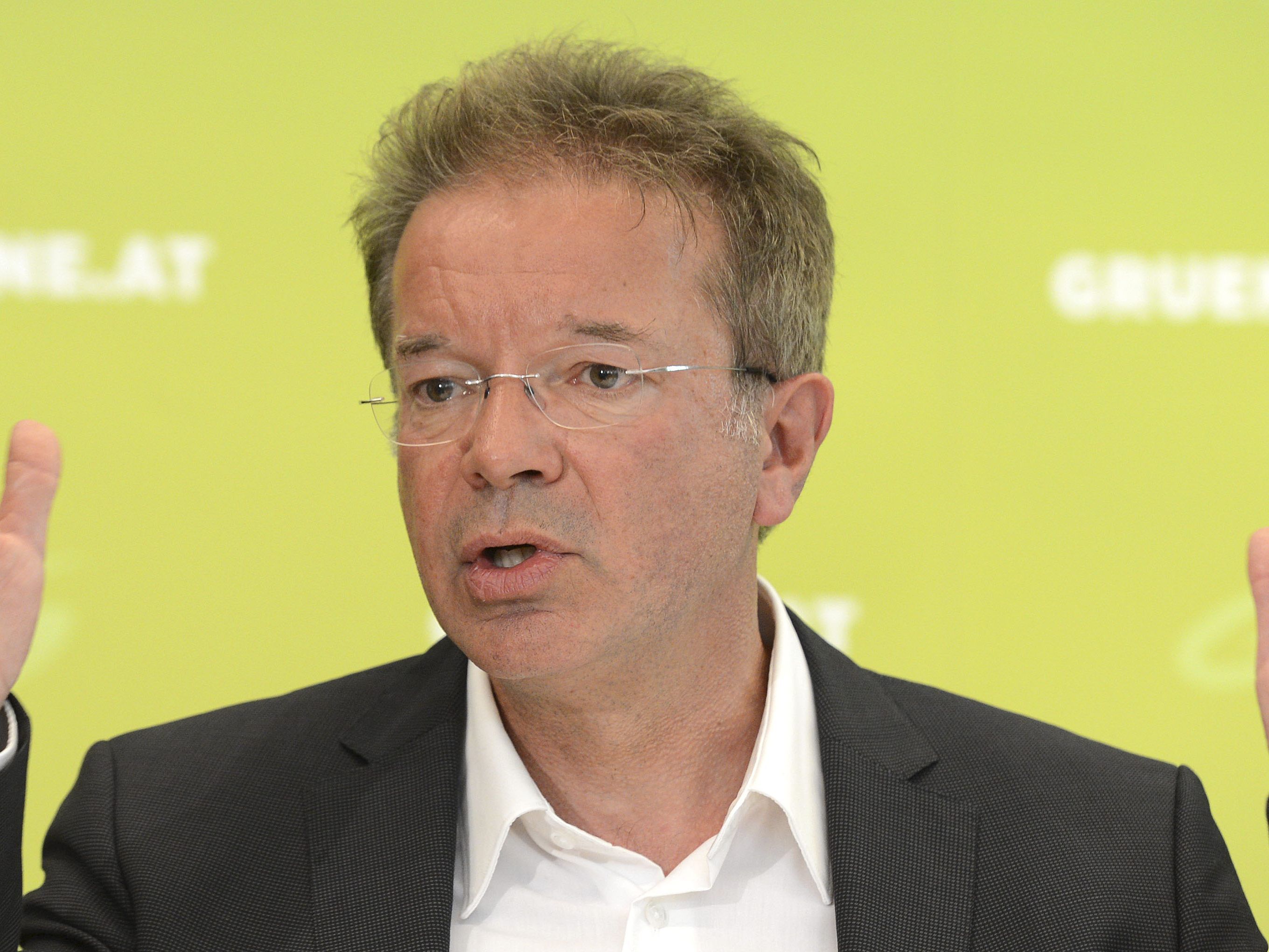 Gegen Mangelberufe: Grünen-Politiker Rudi Anschober will Flüchtlinge mindestens eine Lehre und einen zweijährigen Berufseinstieg machen lassen. Gegen Mangelberufe: Grünen-Politiker Rudi Anschober will Flüchtlinge mindestens eine Lehre und einen zweijährigen Berufseinstieg machen lassen.