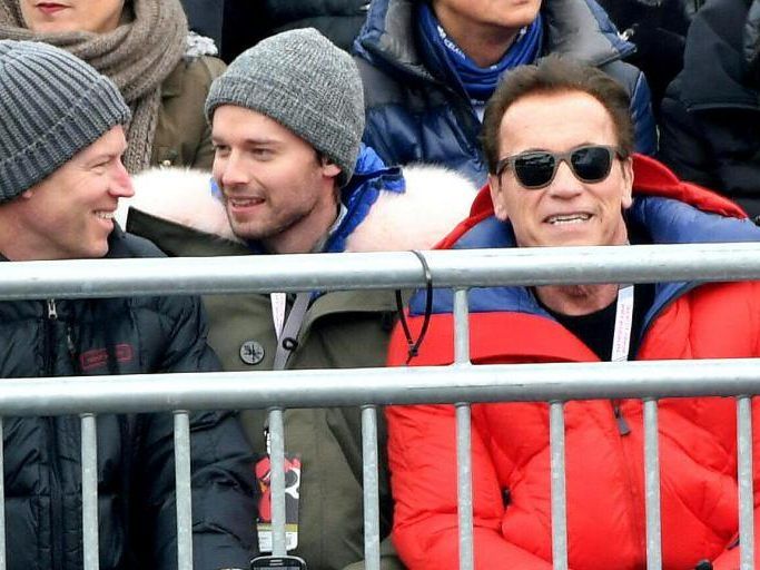 Schwarzenegger mit Sohn und Freundin auf Ehrentribüne Schwarzenegger mit Sohn und Freundin auf Ehrentribüne