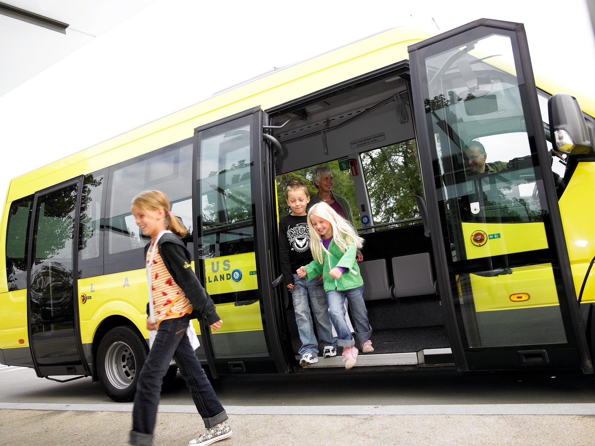 Für Jahreskarten des Verkehrsverbunds gibt es von der Gemeinde Lustenau einen Mobilitätszuschuss in Höhe von 15 Prozent des Kartenpreises. Für Jahreskarten des Verkehrsverbunds gibt es von der Gemeinde Lustenau einen Mobilitätszuschuss in Höhe von 15 Prozent des Kartenpreises.