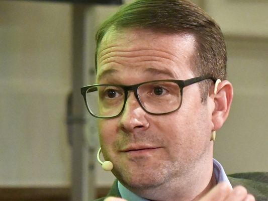 Die NEOS werfen den Grünen einen "Griff in den Schmutzkübel" vor.