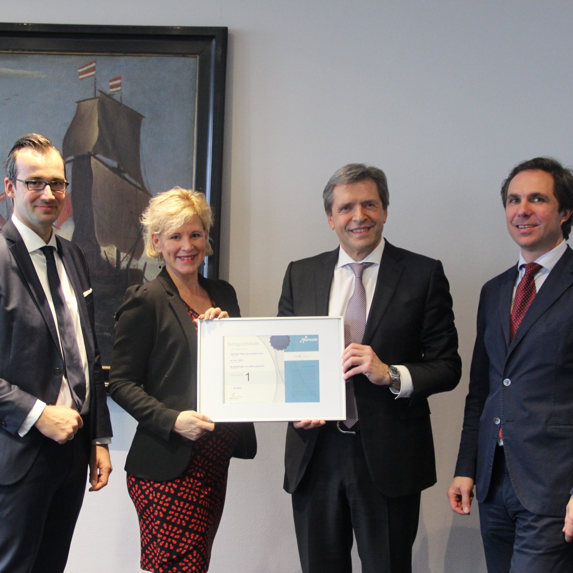 Wolfgang Niessner (2.von rechts), CEO Gebrüder Weiss, und Wolfram Senger-Weiss (rechts), Mitglied des Vorstandes von Gebrüder Weiss, freuen sich über die Auszeichnung