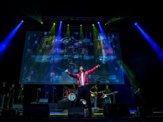 Die Show zollt Michael Jackson Tribut. Die Show zollt Michael Jackson Tribut.
