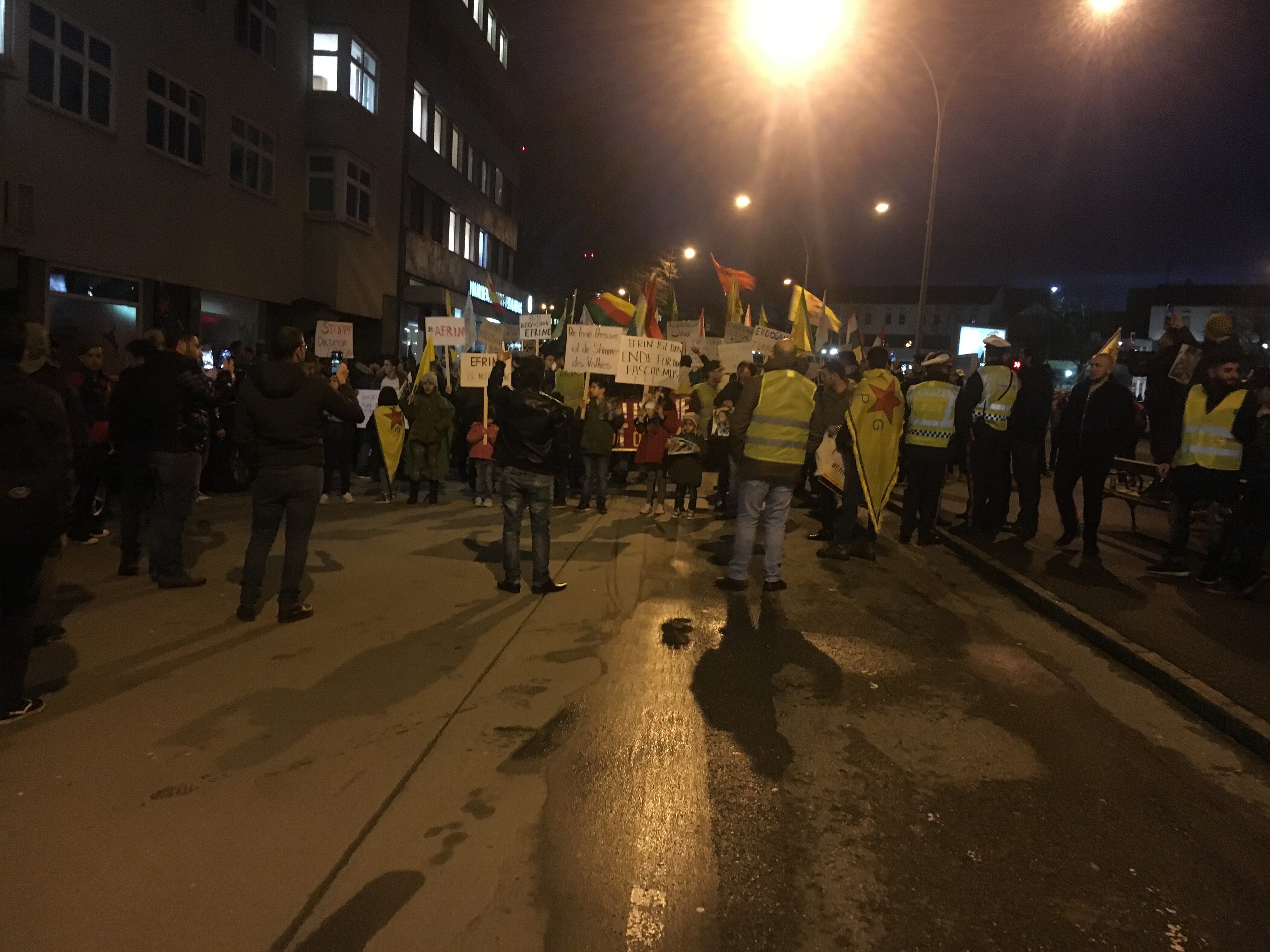 Etwa 150 Personen sind zur Demo gekommen. Etwa 150 Personen sind zur Demo gekommen.