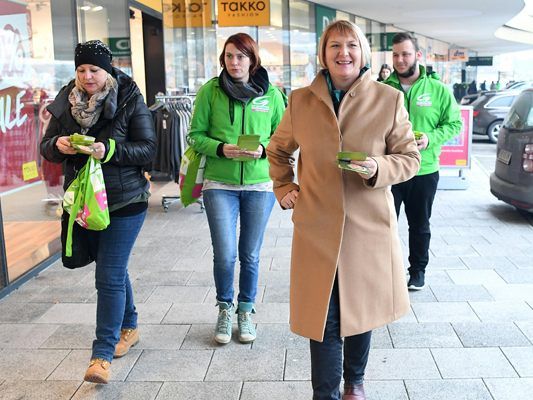 Helga Krismer (Grüne) kämpf im Finale um jede Stimme. Helga Krismer (Grüne) kämpf im Finale um jede Stimme.