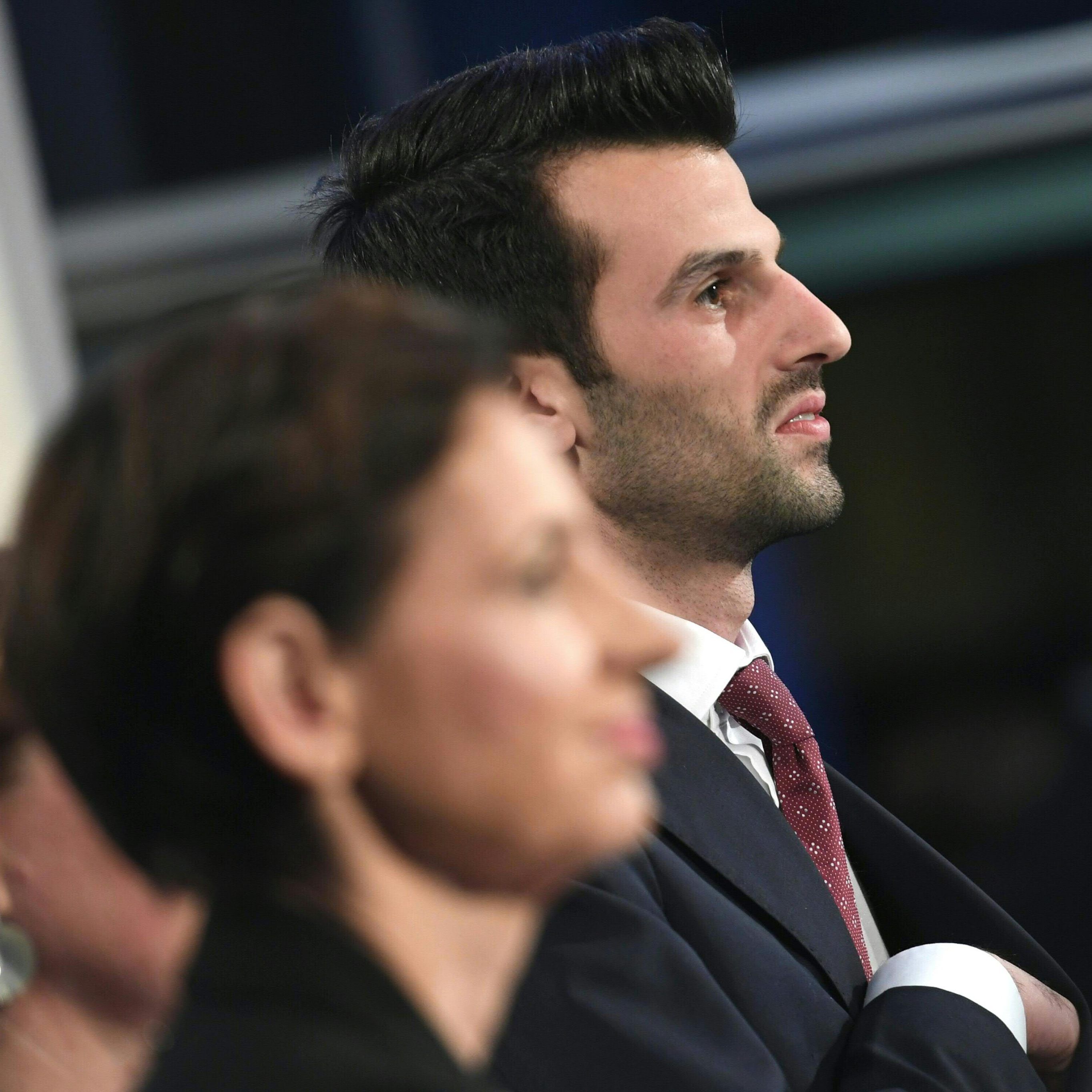 FPÖ-Spitzenkandidat Landbauer feiert zwar einen Erfolg, verfehlt das Wahlziel aber klar.