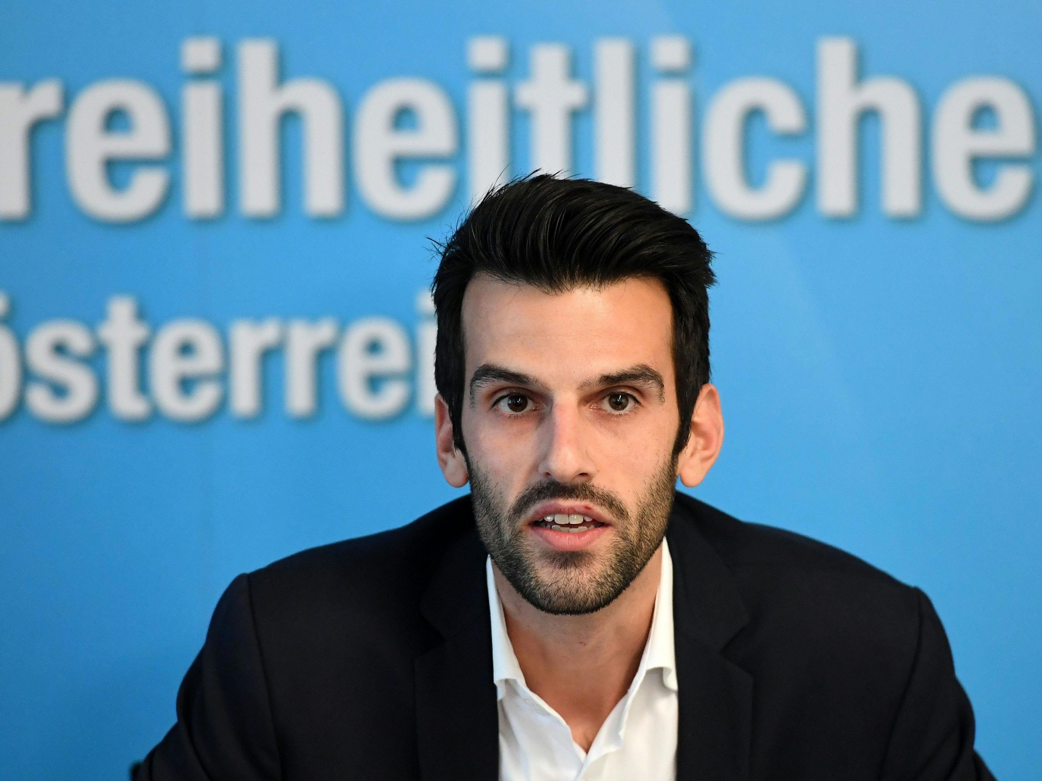 Schwere Vorwürfe gegen FPÖ-Spitzenkandidat Udo Landbauer. Schwere Vorwürfe gegen FPÖ-Spitzenkandidat Udo Landbauer.