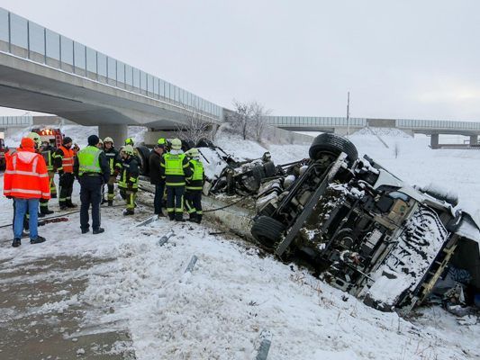 Die Ladung des Lkw kam neben dem Sattelkraftfahrzeug zu liegen. Die Ladung des Lkw kam neben dem Sattelkraftfahrzeug zu liegen.