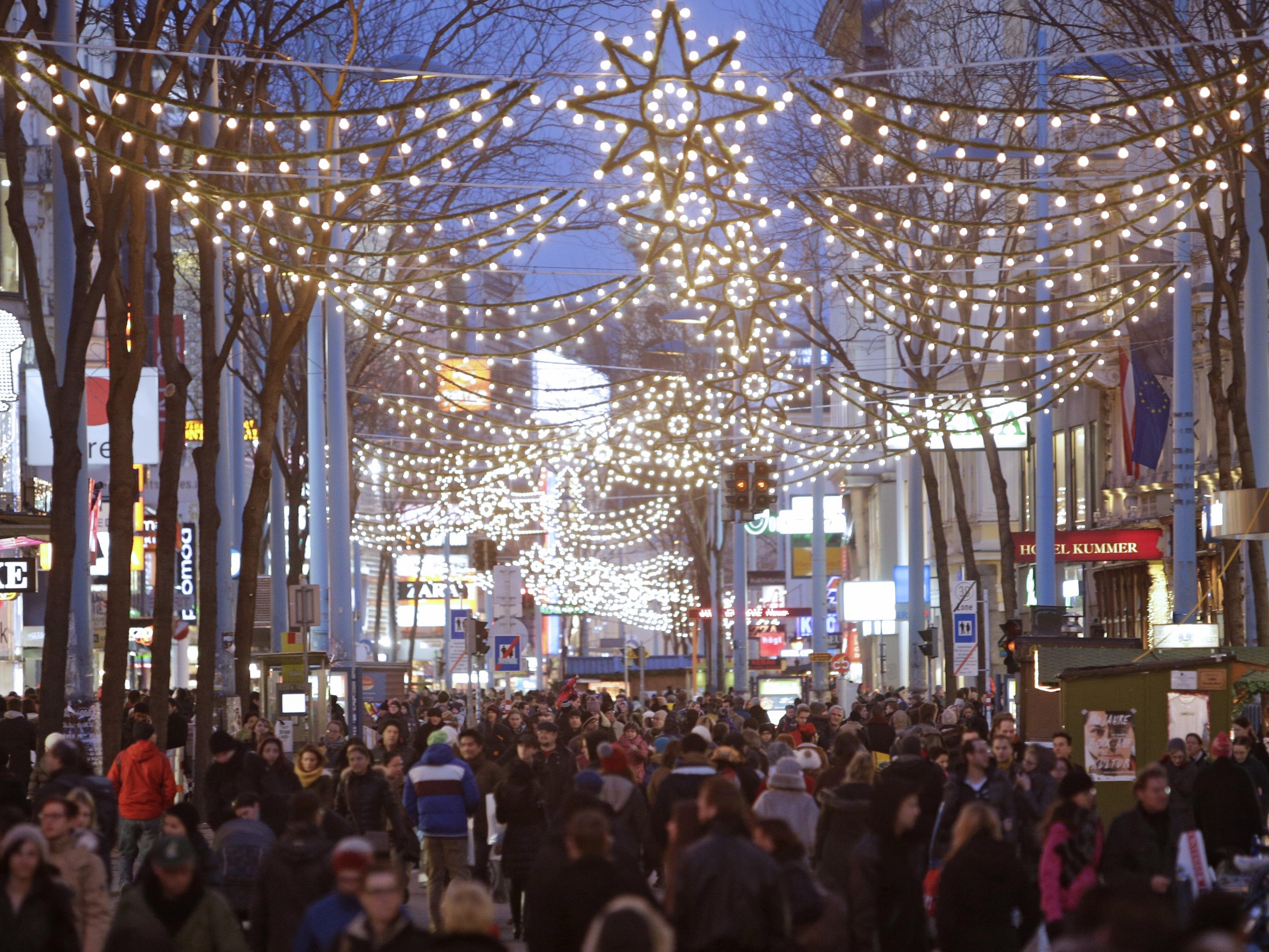 Auf der Wiener Mariahilfer Straße deckten Kontrolleure auf Weihnachtmärkten 14 Fälle von Lohn- und Sozialdumping auf. Auf der Wiener Mariahilfer Straße deckten Kontrolleure auf Weihnachtmärkten 14 Fälle von Lohn- und Sozialdumping auf.