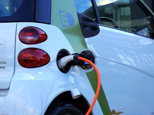 2017 wurden mit 5.433 Fahrzeugen um fast die Hälfte mehr Elektro‐Pkw neu zugelassen.