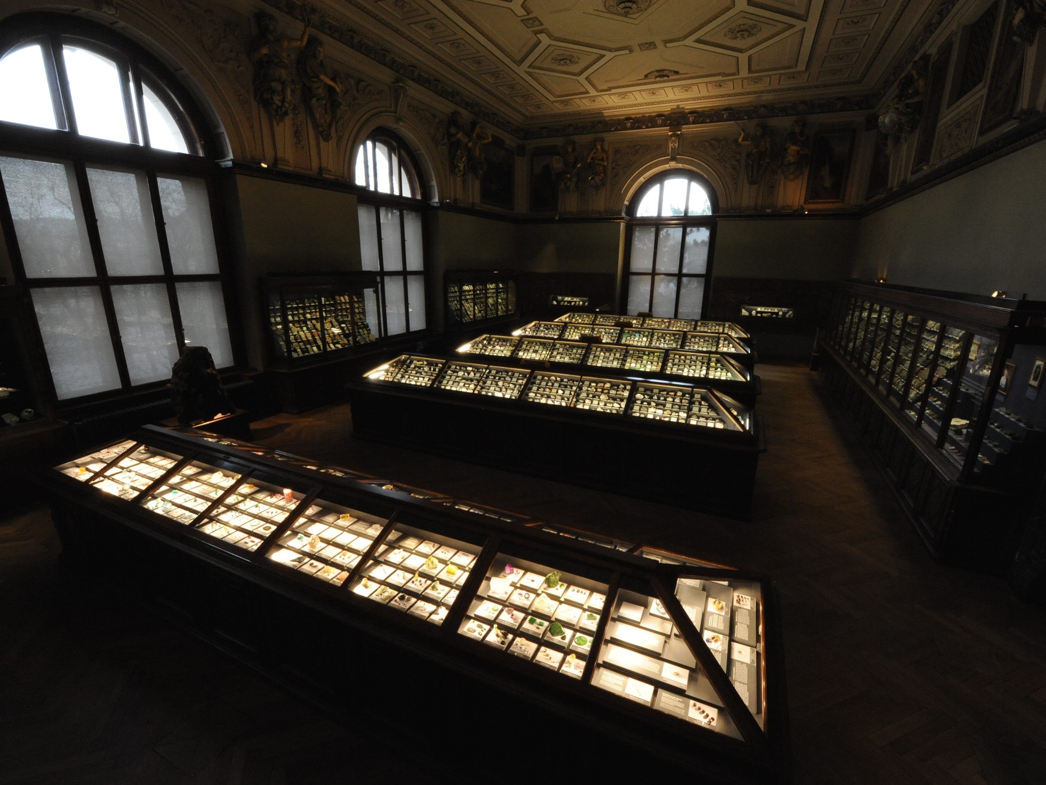 Im NHM kann man in die Welt der Edelsteine eintauchen.