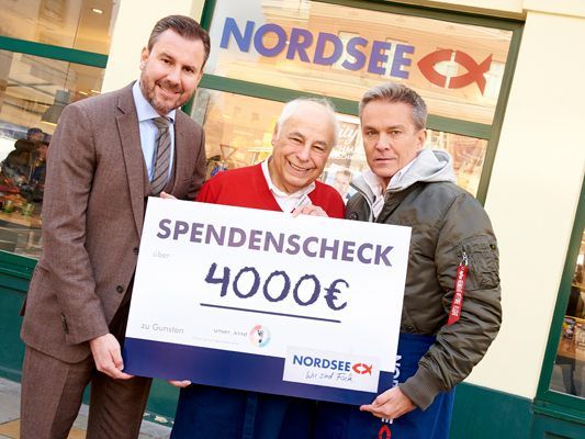 Alexander Pietsch, Prof. Arnold Pollak und Alfons Haider verteilten Heringssalate für den guten Zweck. Alexander Pietsch, Prof. Arnold Pollak und Alfons Haider verteilten Heringssalate für den guten Zweck.