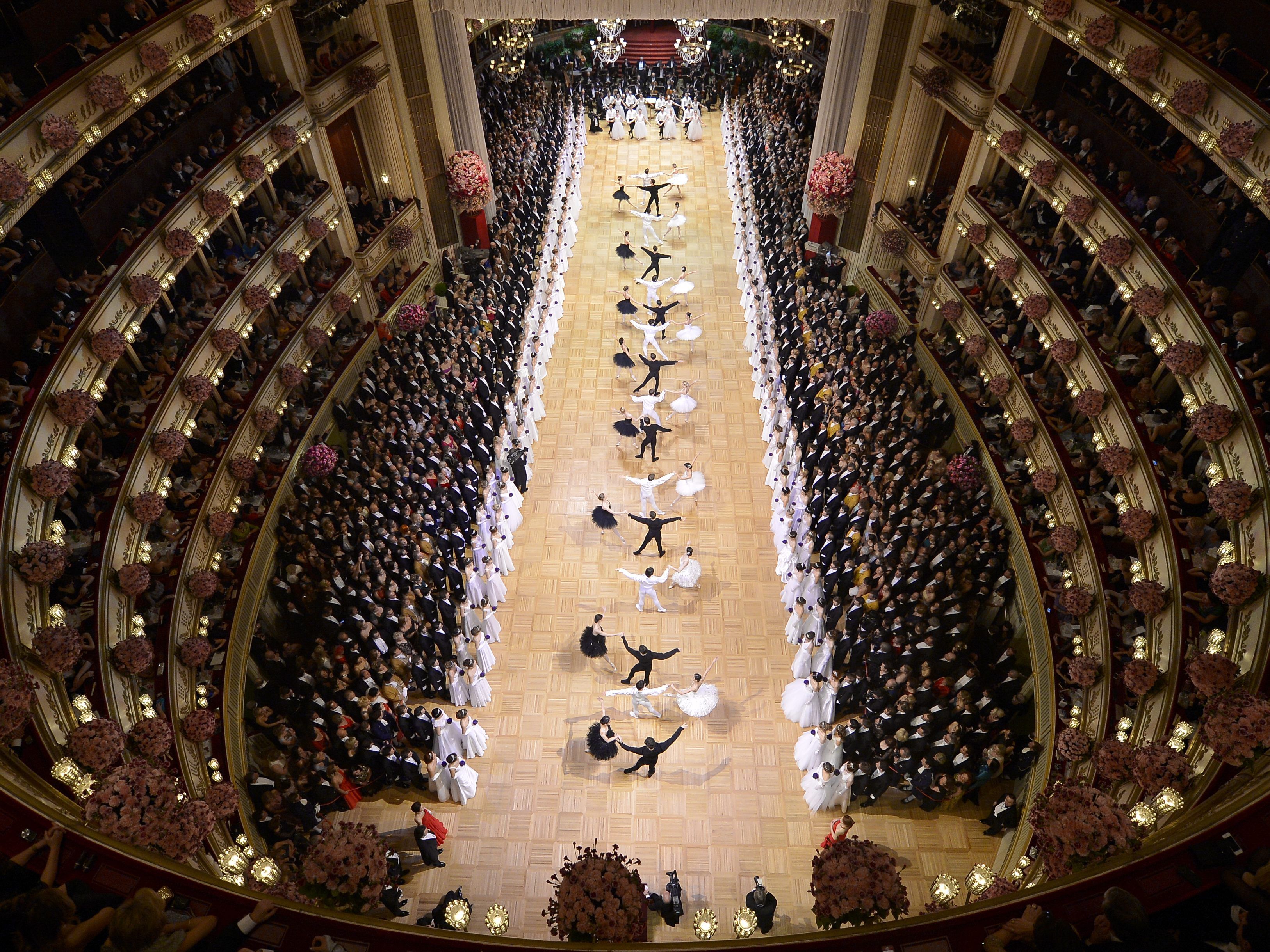 Im Jahr 2000 brachte die schwarz-blaue Koalition den Wiener Opernball aus dem Takt. Im Jahr 2000 brachte die schwarz-blaue Koalition den Wiener Opernball aus dem Takt.