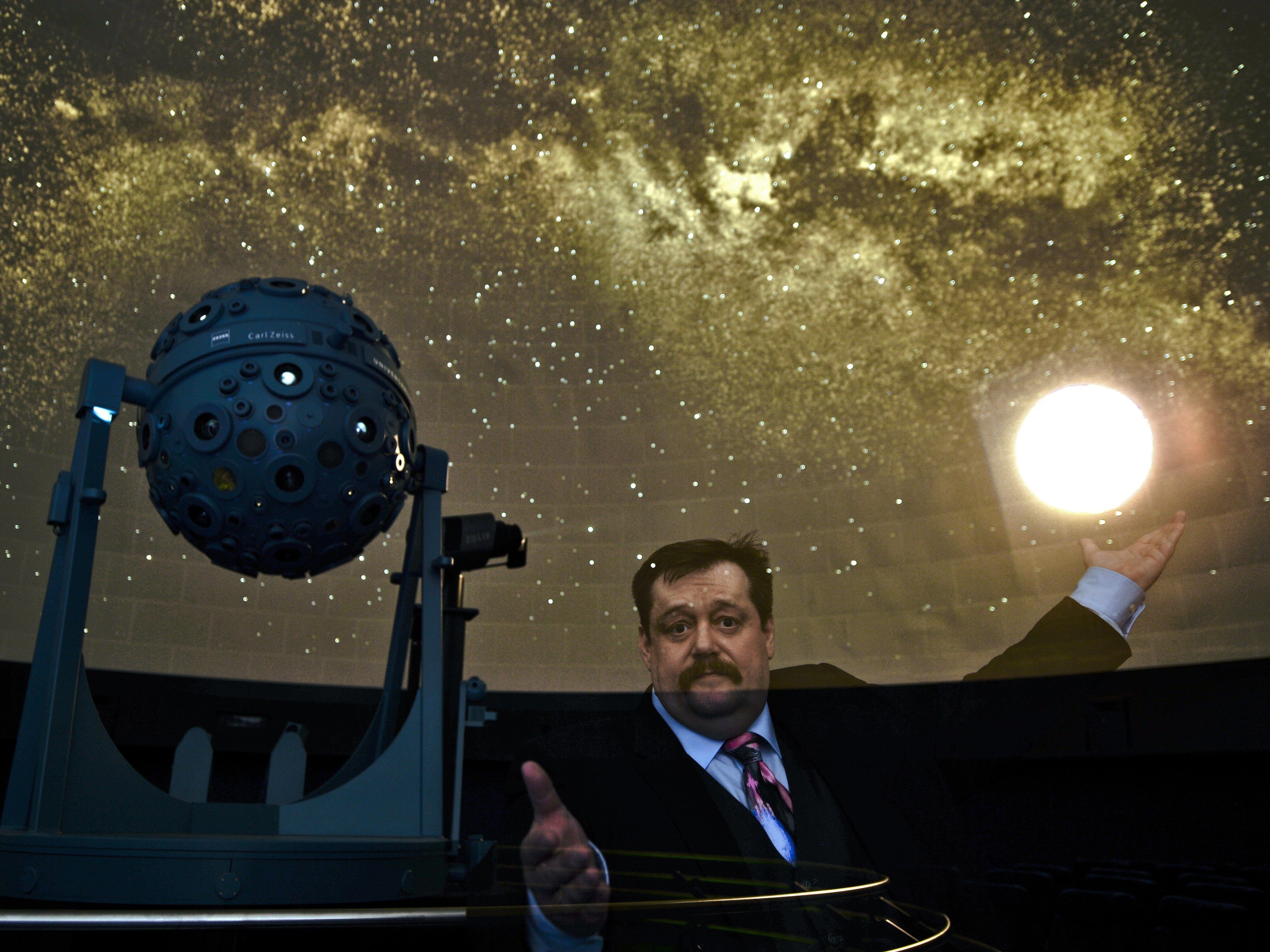 Physiker Werner Gruber führt durch das Planetarium Wien. Physiker Werner Gruber führt durch das Planetarium Wien.