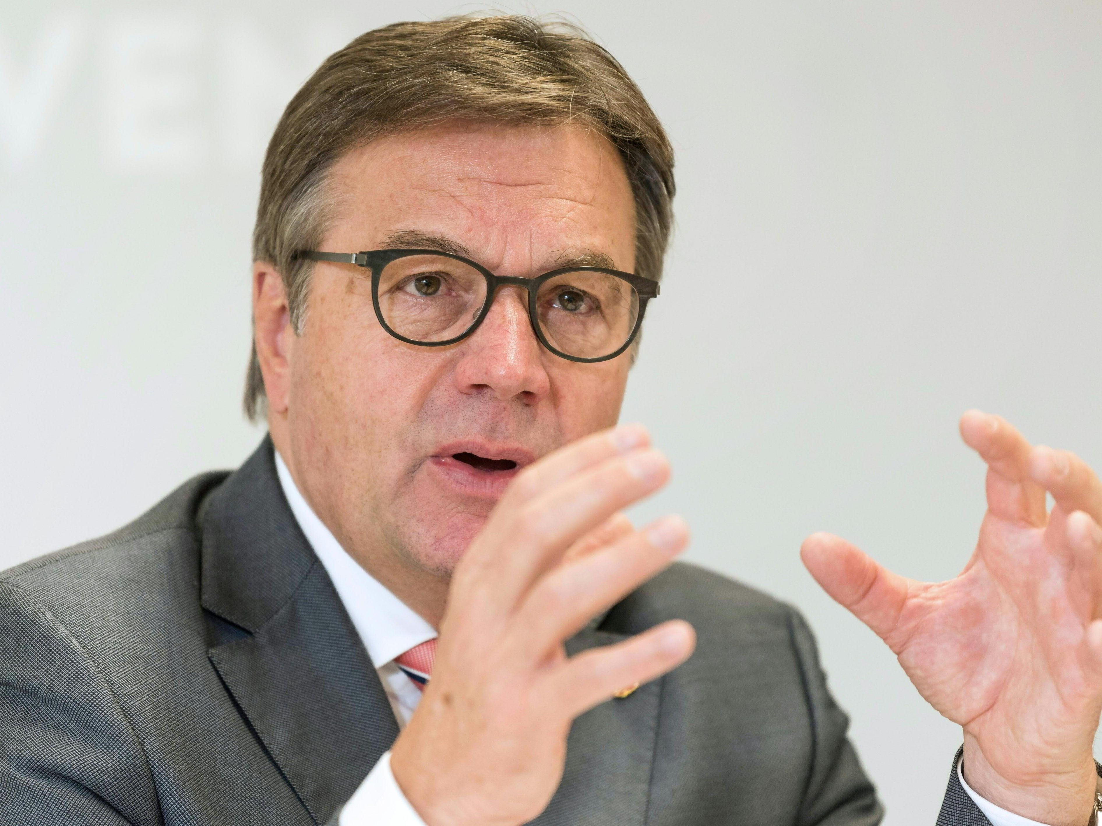 Landeshauptmann Platter möchte für seine ÖVP bei der Landtagswahl über 40 Prozent holen.