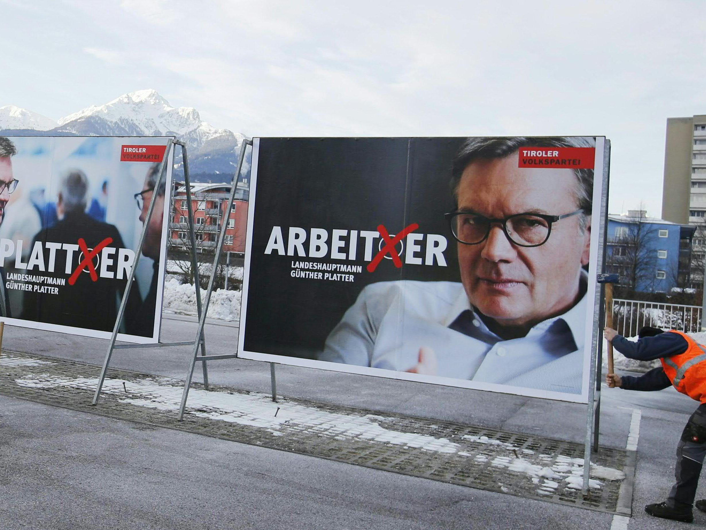 Die ÖVP-Plakate für die Tiroler Landtagswahl - mehr rot als türkis.