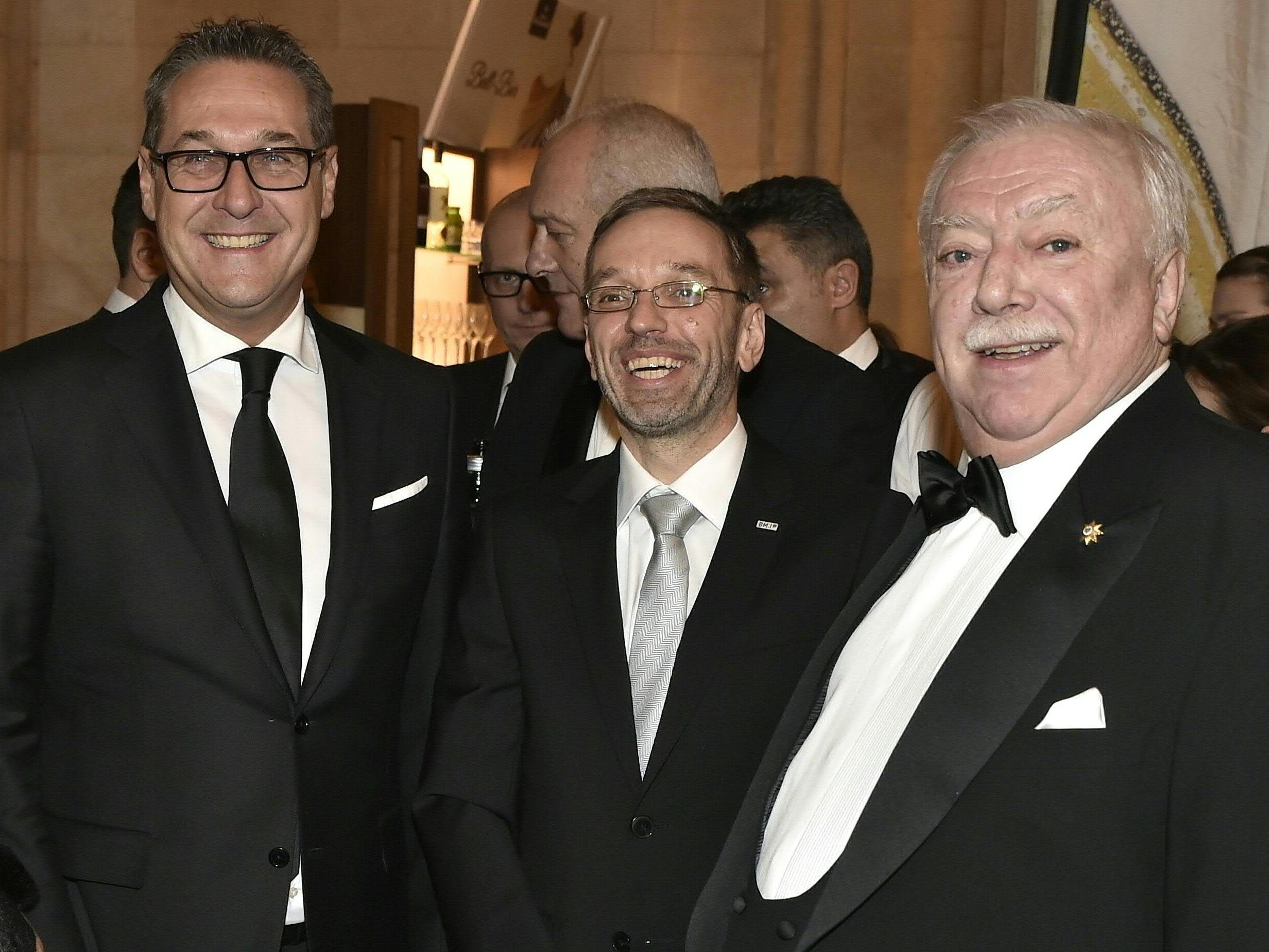 Beim Polizeiball 2018 auch anwesend: Vizekanzler Strache, (l.), Innenminister Kickl (m.) und Wiens Bürgermeister Häupl (r.) Beim Polizeiball 2018 auch anwesend: Vizekanzler Strache, (l.), Innenminister Kickl (m.) und Wiens Bürgermeister Häupl (r.)