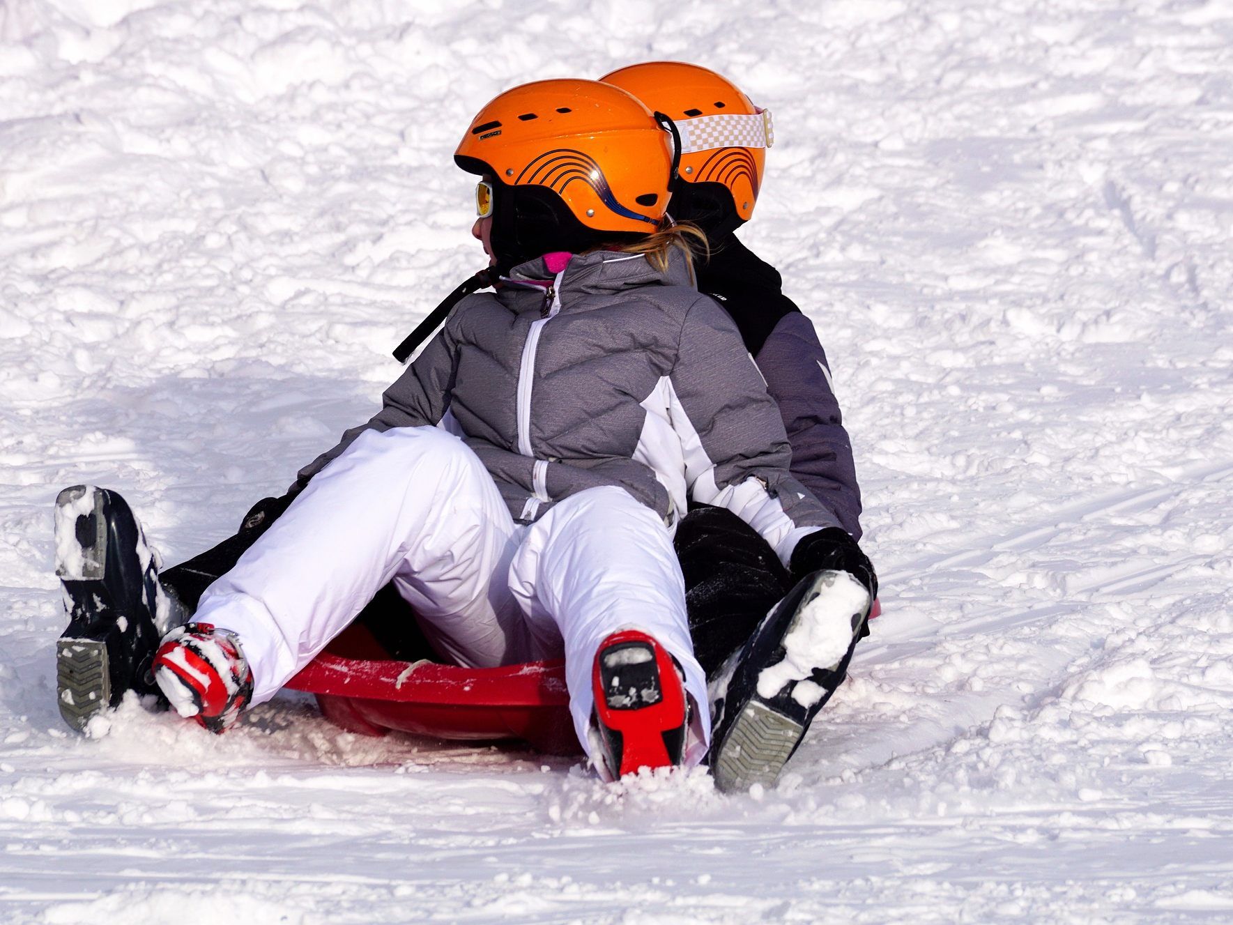 So ist es richtig: Auch beim Rodeln sollte immer ein Helm getragen werden.