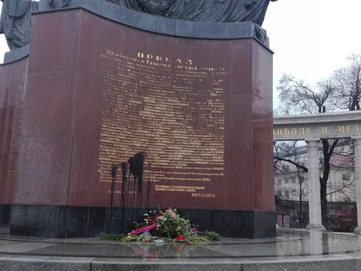 Das Heldendenkmal der Roten Armee am Wiener Schwarzenbergplatz wurde mit Farbbomben entstellt. Das Heldendenkmal der Roten Armee am Wiener Schwarzenbergplatz wurde mit Farbbomben entstellt.