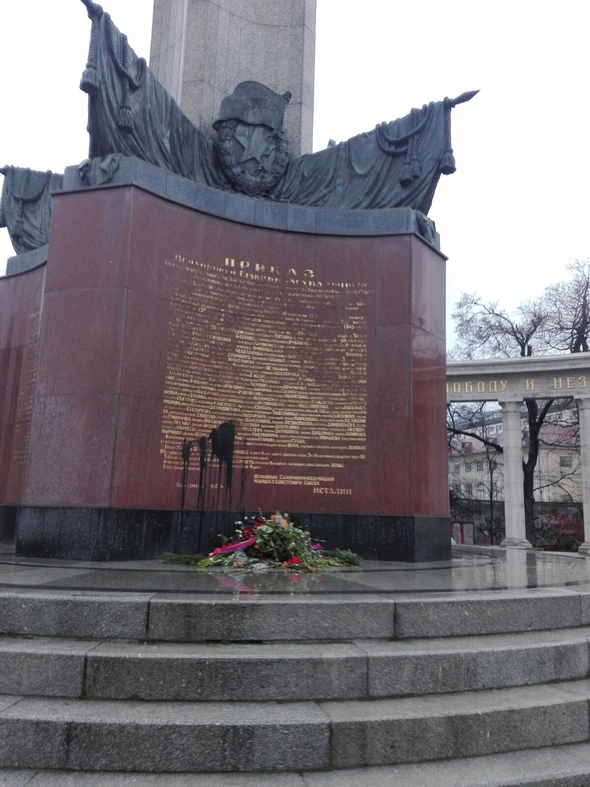 Das Heldendenkmal der Roten Armee am Wiener Schwarzenbergplatz wurde mit Farbbomben entstellt. Das Heldendenkmal der Roten Armee am Wiener Schwarzenbergplatz wurde mit Farbbomben entstellt.