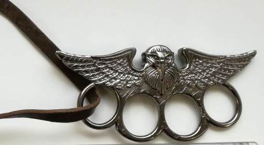 Illegale Waffen wie Schlagringe wurden konfisziert Illegale Waffen wie Schlagringe wurden konfisziert