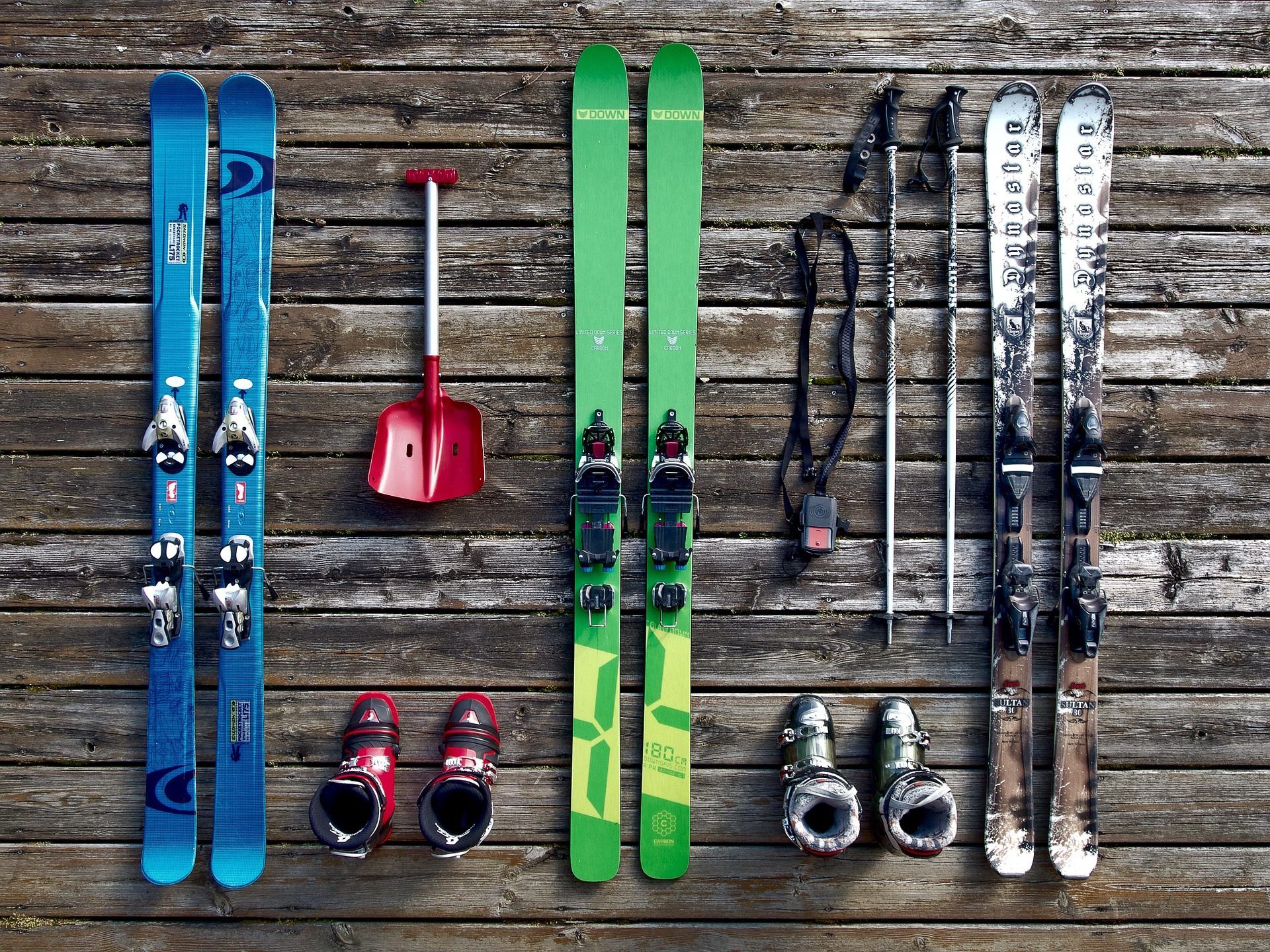 Vor der Skihütte einfach die Ski abstellen? Ein leichtes Ziel für Skidiebe. Vor der Skihütte einfach die Ski abstellen? Ein leichtes Ziel für Skidiebe.