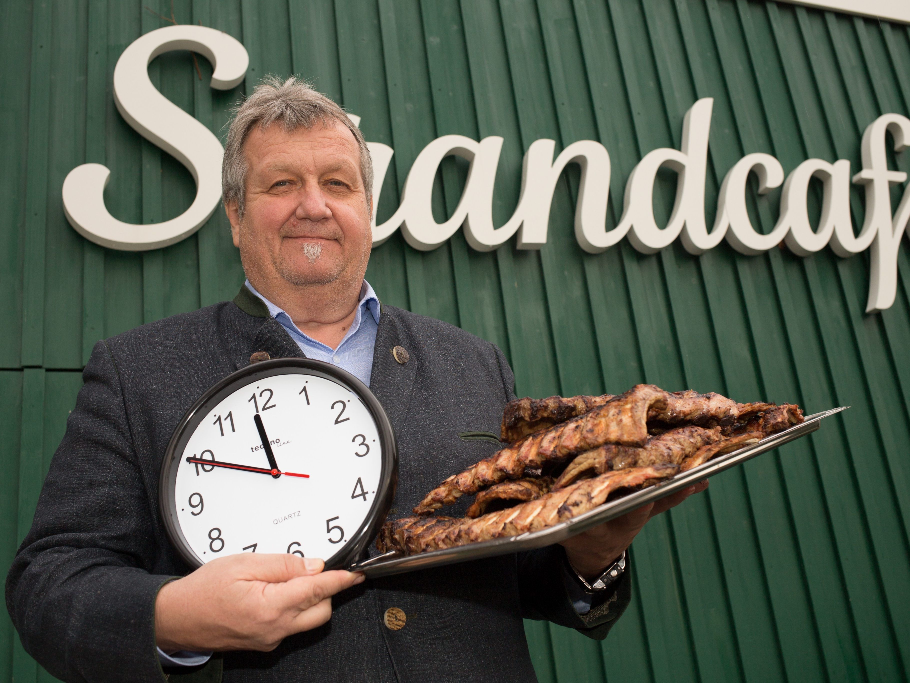 Im Strandcafe geht es Mitte Jänner nicht um die Wurst, sondern um das Ripperl: und zwar für einen guten Zweck.