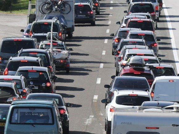 Ein brennendes Auto sorgte für Stau im Wiener Frühverkehr.