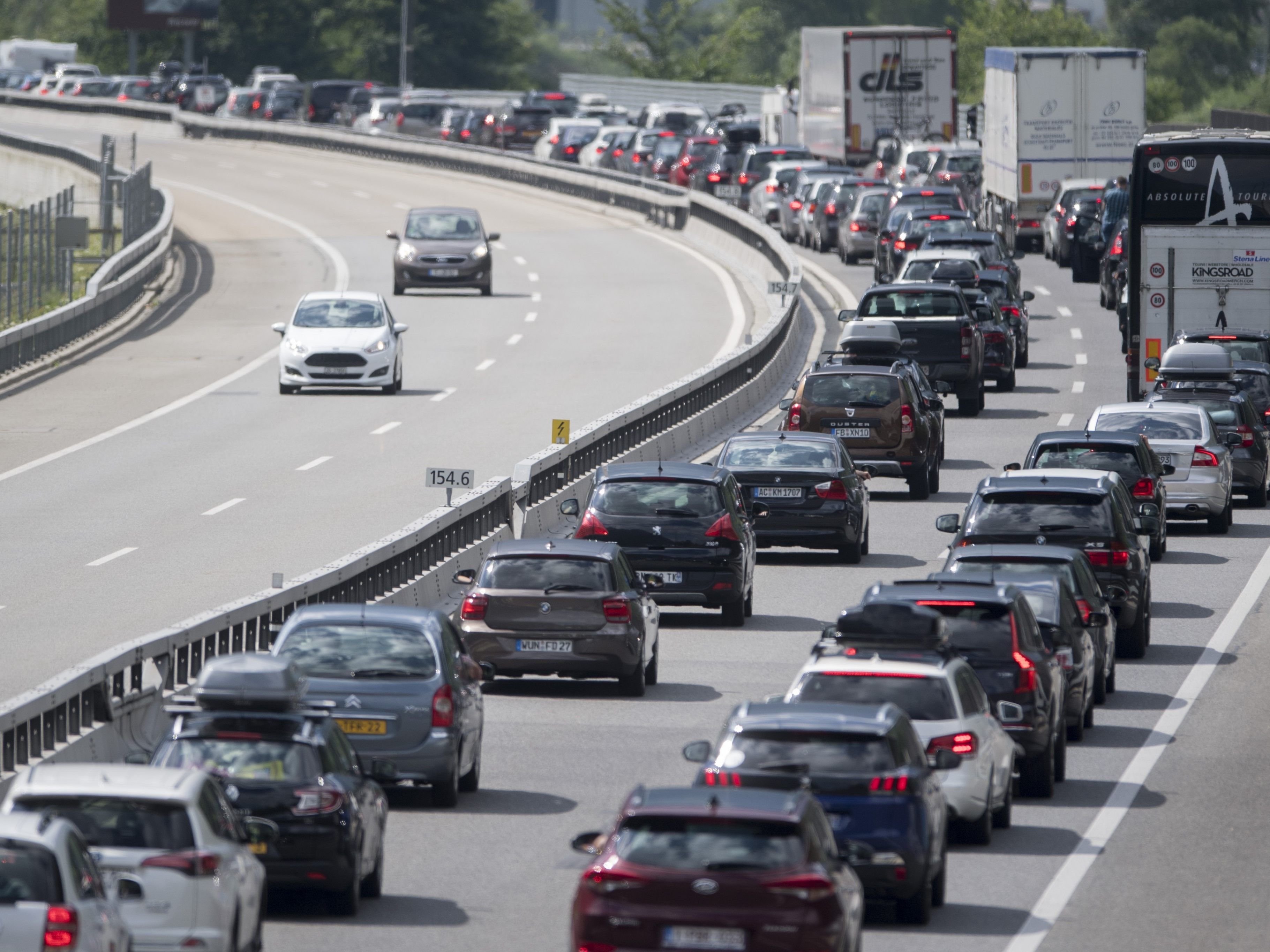 Zu Stau und zähen Verkehr kommt es zu Ferienbeginn in Österreich.