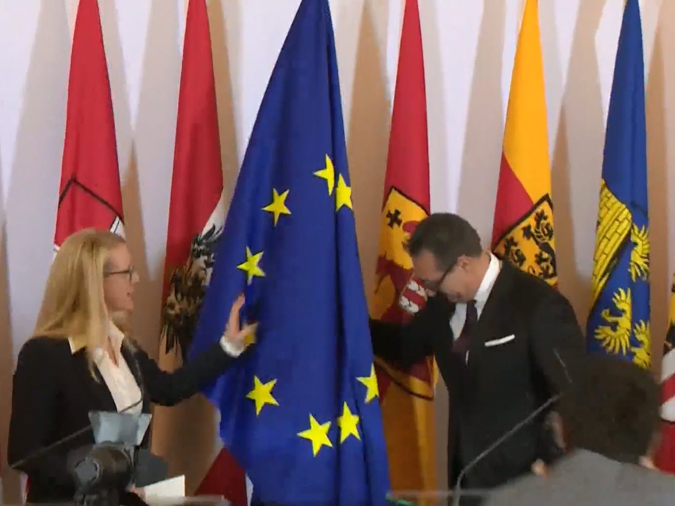 Flagge im Kanzleramt fiel Vizekanzler fast auf den Kopf Kopf