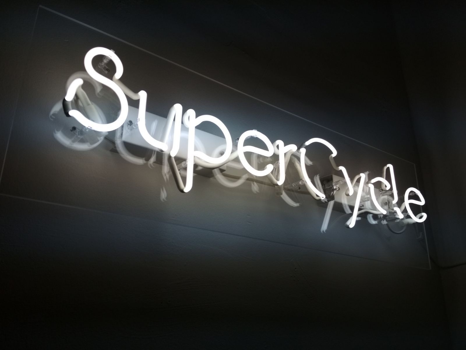 Das Neon-Licht verleiht dem SuperCycle-Studio 1040 ein Disco-Feeling.