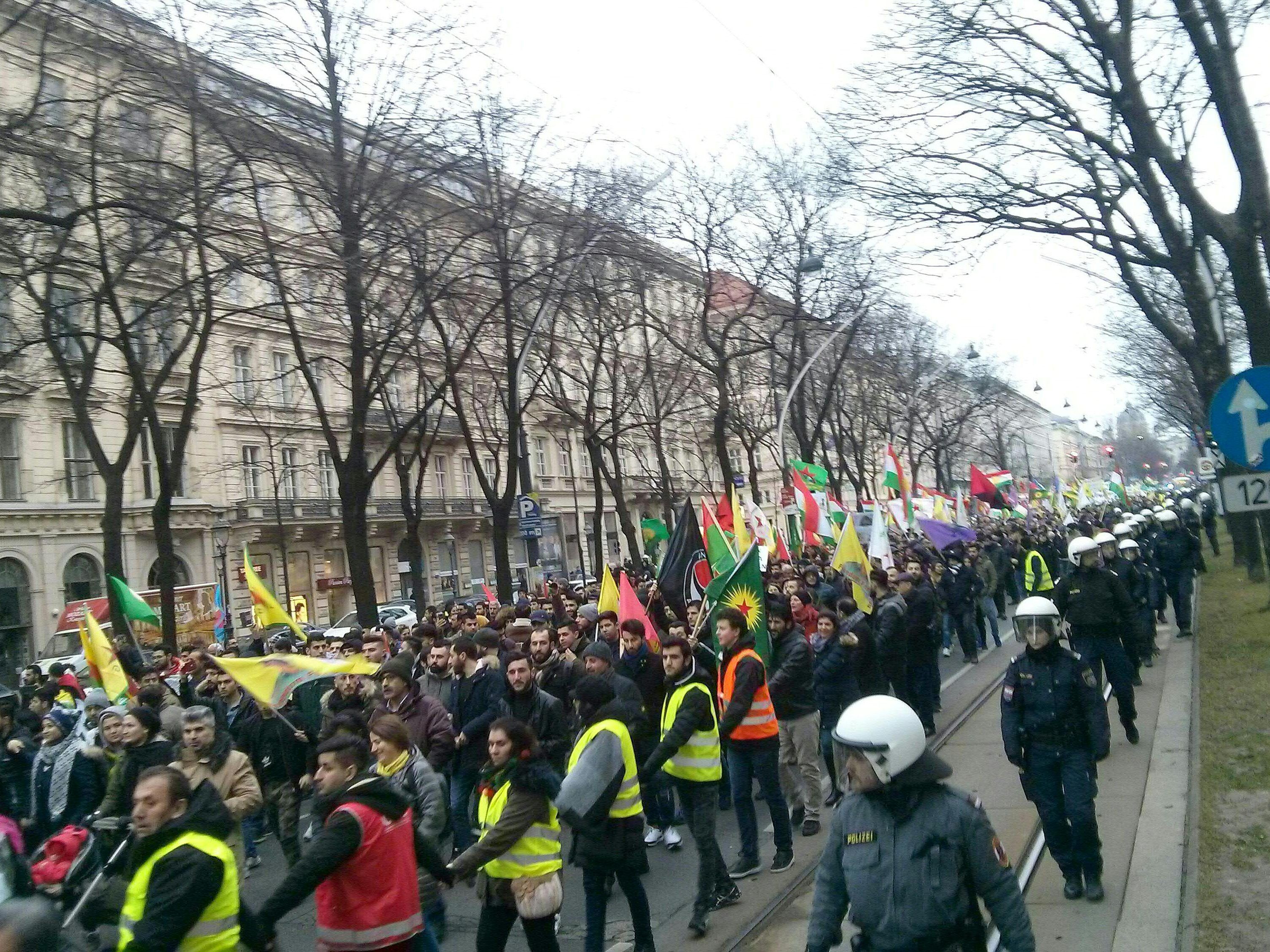 Der Demozug mit rund 3.000 Menschen wurde öfters von Passanten angegriffen. Der Demozug mit rund 3.000 Menschen wurde öfters von Passanten angegriffen.
