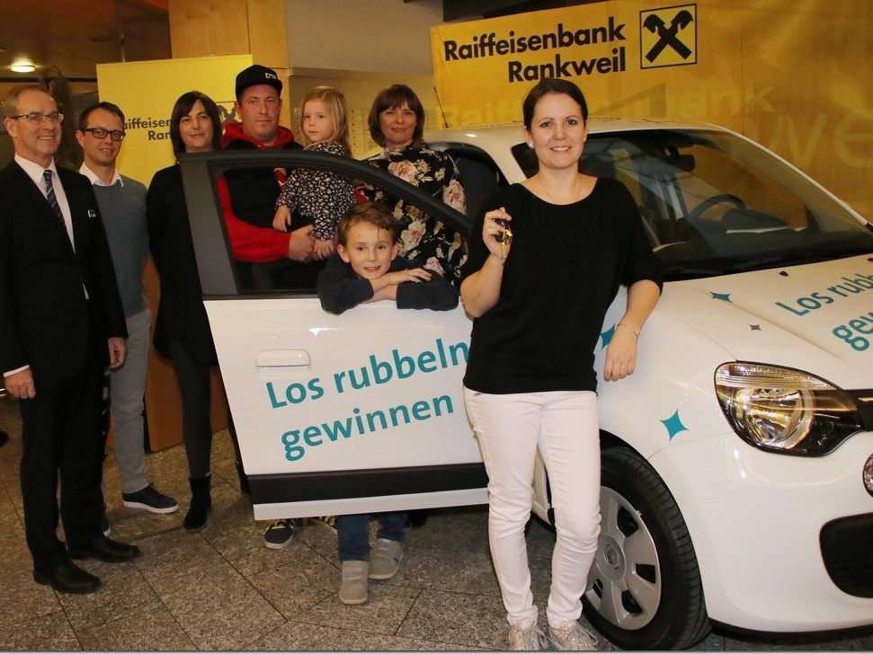 Rosmarie Koch aus Sulz gewann den Hauptpreis ein PKW von der Weihnachtslosaktion der Kaufmannschaft Rankweil/Vorderland