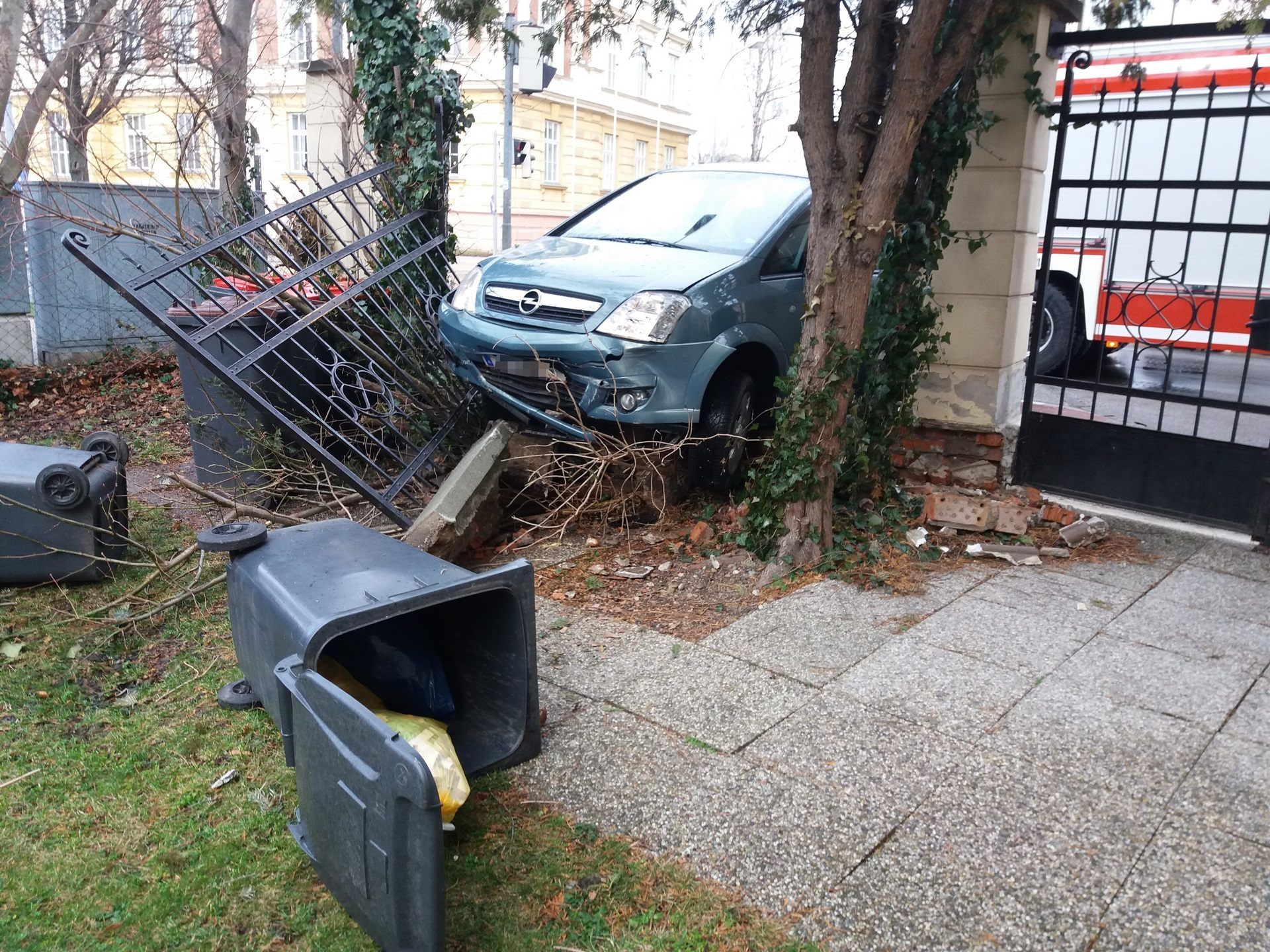 Das Auto musste mit einem kran von der Unfallstelle geborgen werden.