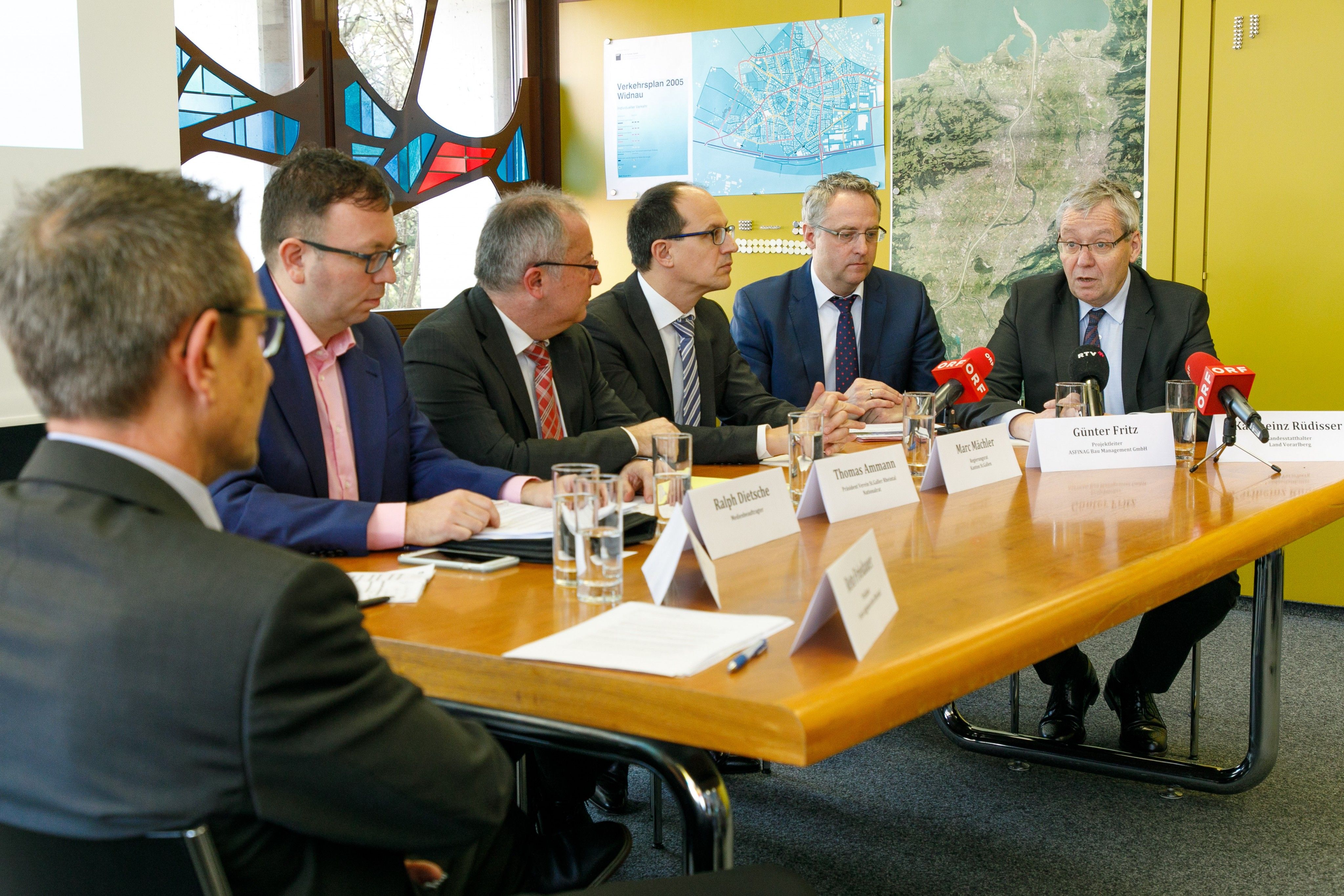 Der St Galler Regierungsrat Marc Mächler, Thomas Ammann (Präsident Verein St.Galler Rheintal), Reto Friedauer (Präsident Verein Agglomeration Rheintal), Jürg Röthlisberger (Direktor CH-Bundesamt für Straßen ASTRA), Landesstatthalter Karlheinz Rüdisser und ASFINAG-Projektleiter Günter Fritz informierten die Presse zum aktuellen Stand der S 18. (Foto VLK, Hofmeister) Der St Galler Regierungsrat Marc Mächler, Thomas Ammann (Präsident Verein St.Galler Rheintal), Reto Friedauer (Präsident Verein Agglomeration Rheintal), Jürg Röthlisberger (Direktor CH-Bundesamt für Straßen ASTRA), Landesstatthalter Karlheinz Rüdisser und ASFINAG-Projektleiter Günter Fritz informierten die Presse zum aktuellen Stand der S 18. (Foto VLK, Hofmeister)