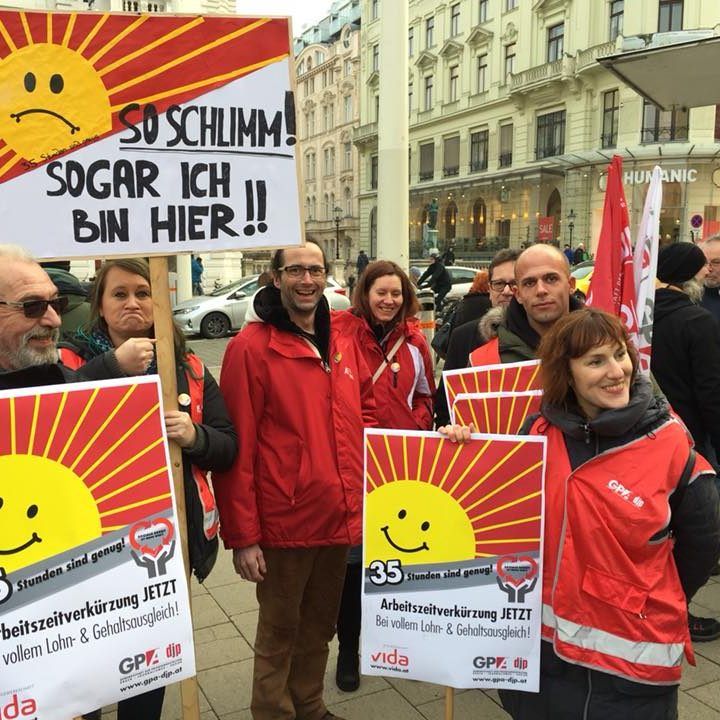 Mehr als 3.000 Demonstranten forderten gestern in Wien eine höhere Lohnerhöhung.