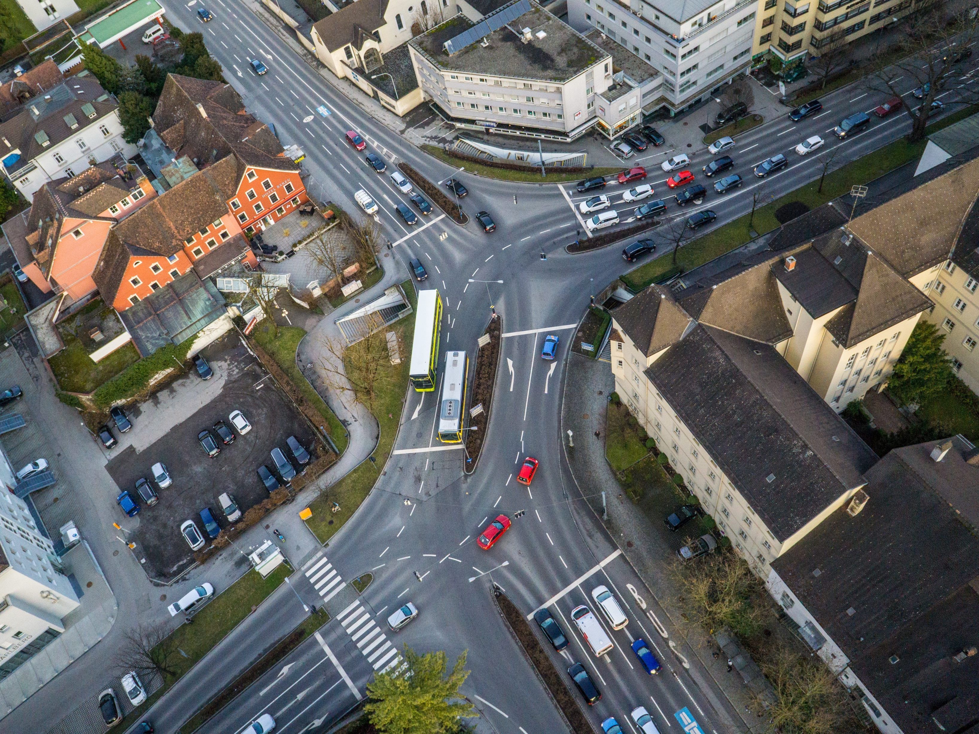 Der Pkw-Lenker fuhr in die Unterführung unter der Bärenkreuzung in Feldkirch.