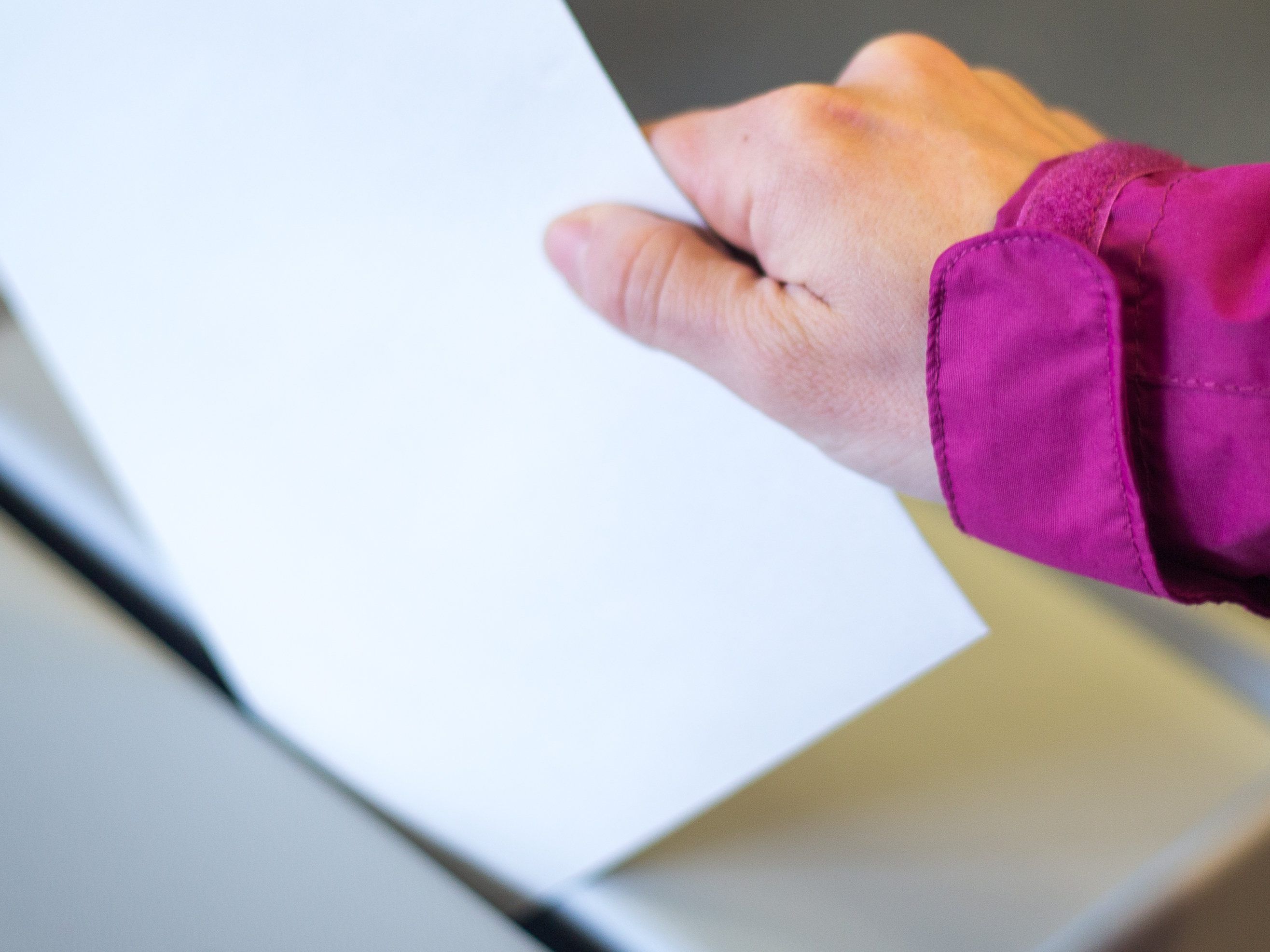 Fünf der acht Parteien unterzeichneten die Wahlkampfvereinbarung.