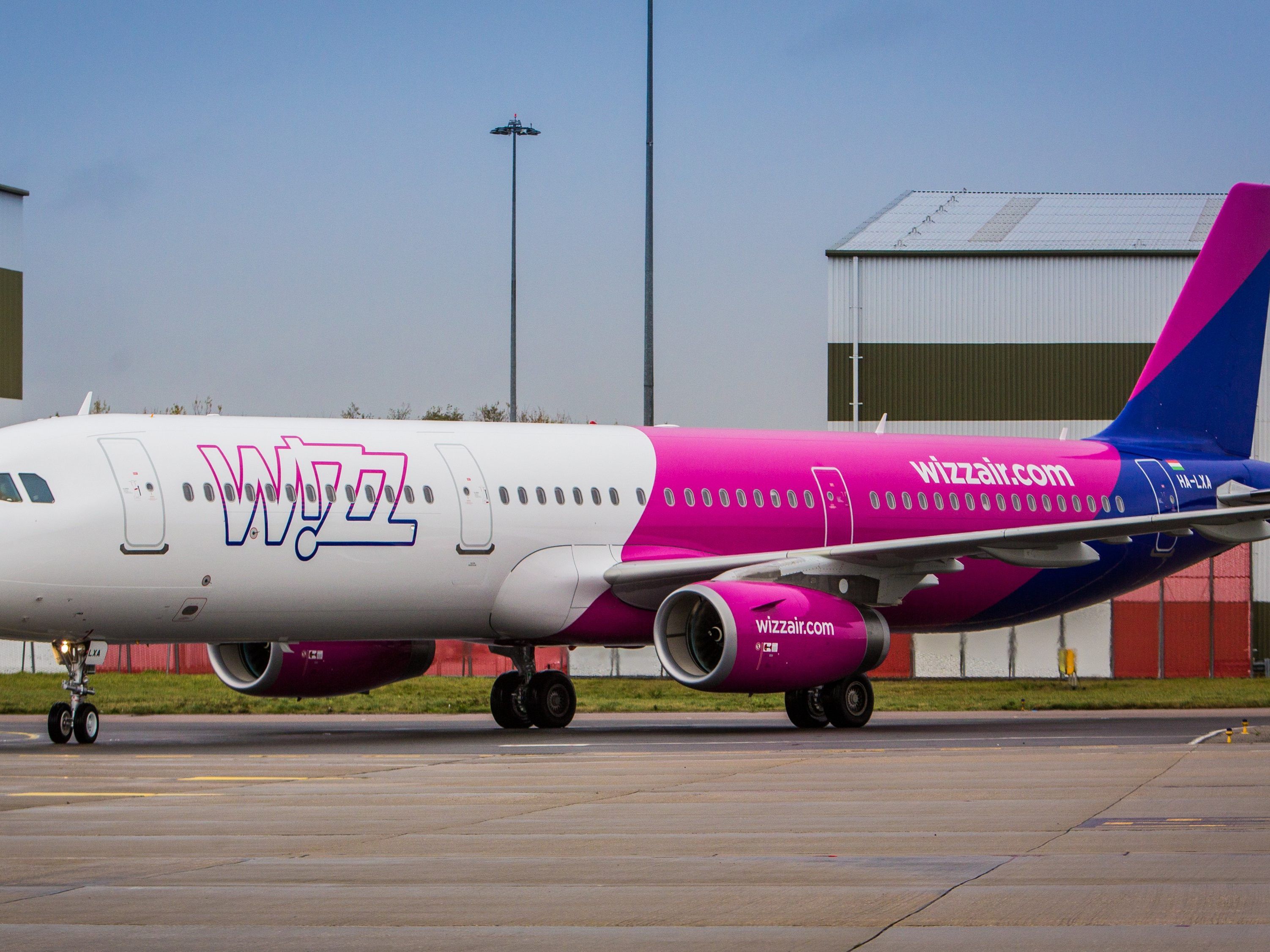 Die grellen Farben der WIZZ Air werden ab 1018 auch in Wien-Schwechat zu sehen sein.