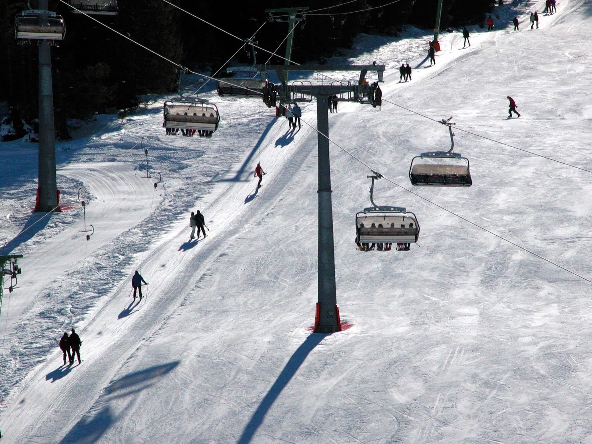 Bei der Kollision wurde ein 64-jähriger Skifahrer verletzt.