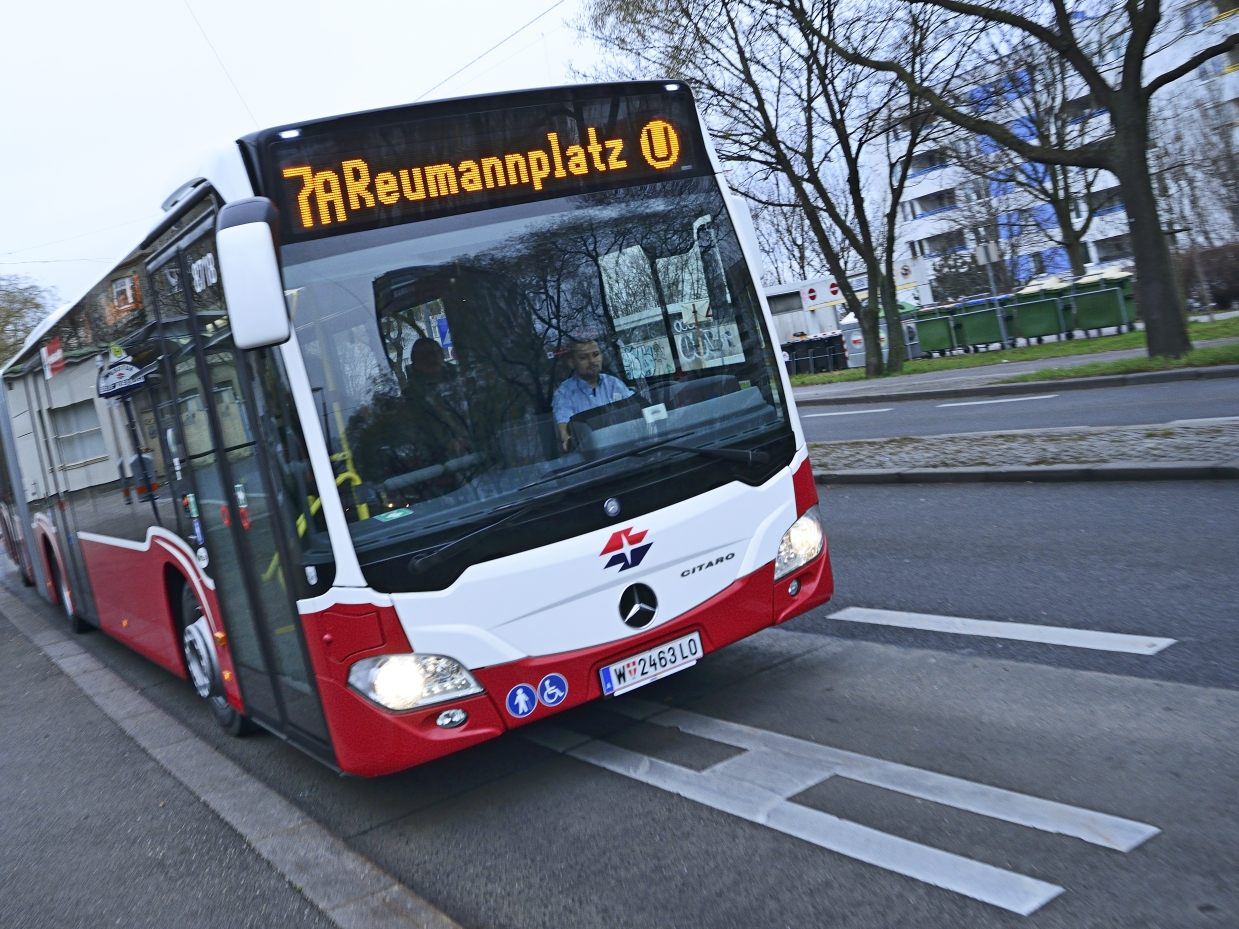 Die vier Männer wurden in einem Bus der Linie 7A festgenommen.