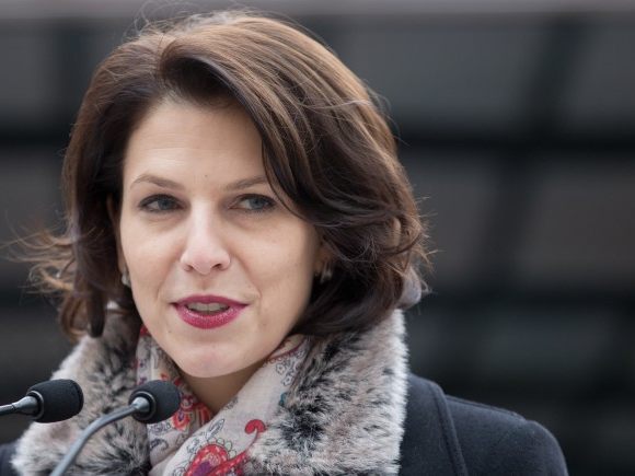 Die NEOS kritisieren, dass die Regierungsarbeitsgruppe von Edtstadler geleitet wird.