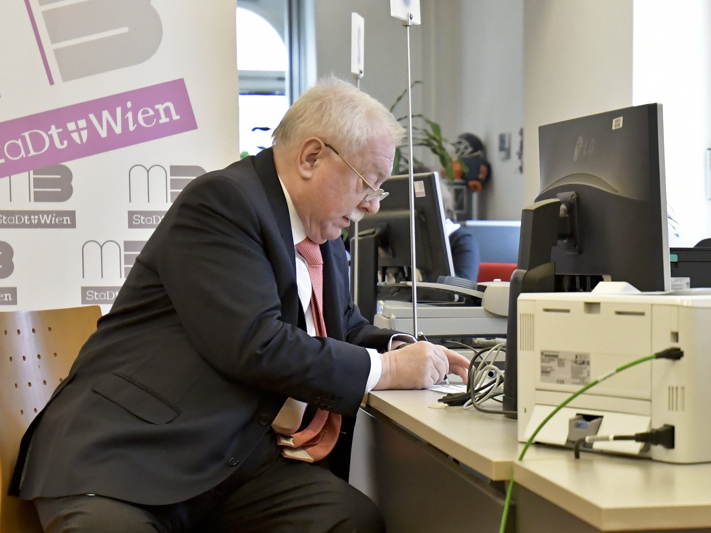 Wiens Bürgermeister Michael Häupl beim Unterschreiben der Volksbegehren.