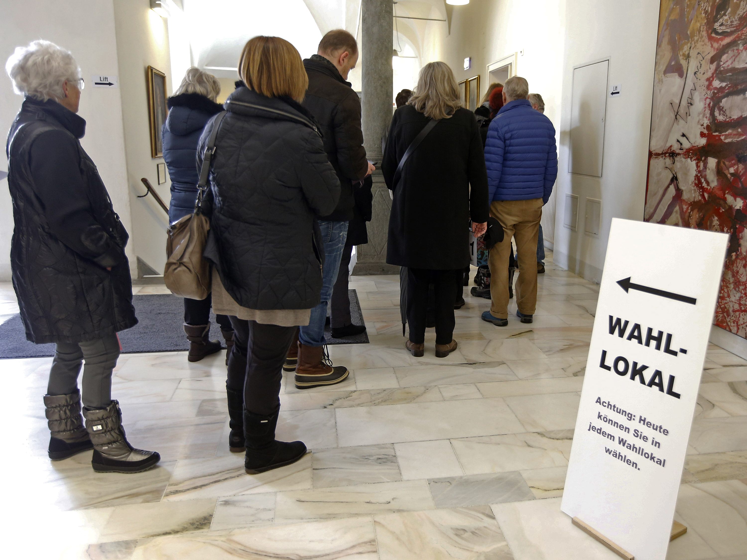 Zahlreiche Wähler stimmten beim vorgezogenen Wahltag in Kärnten ab.