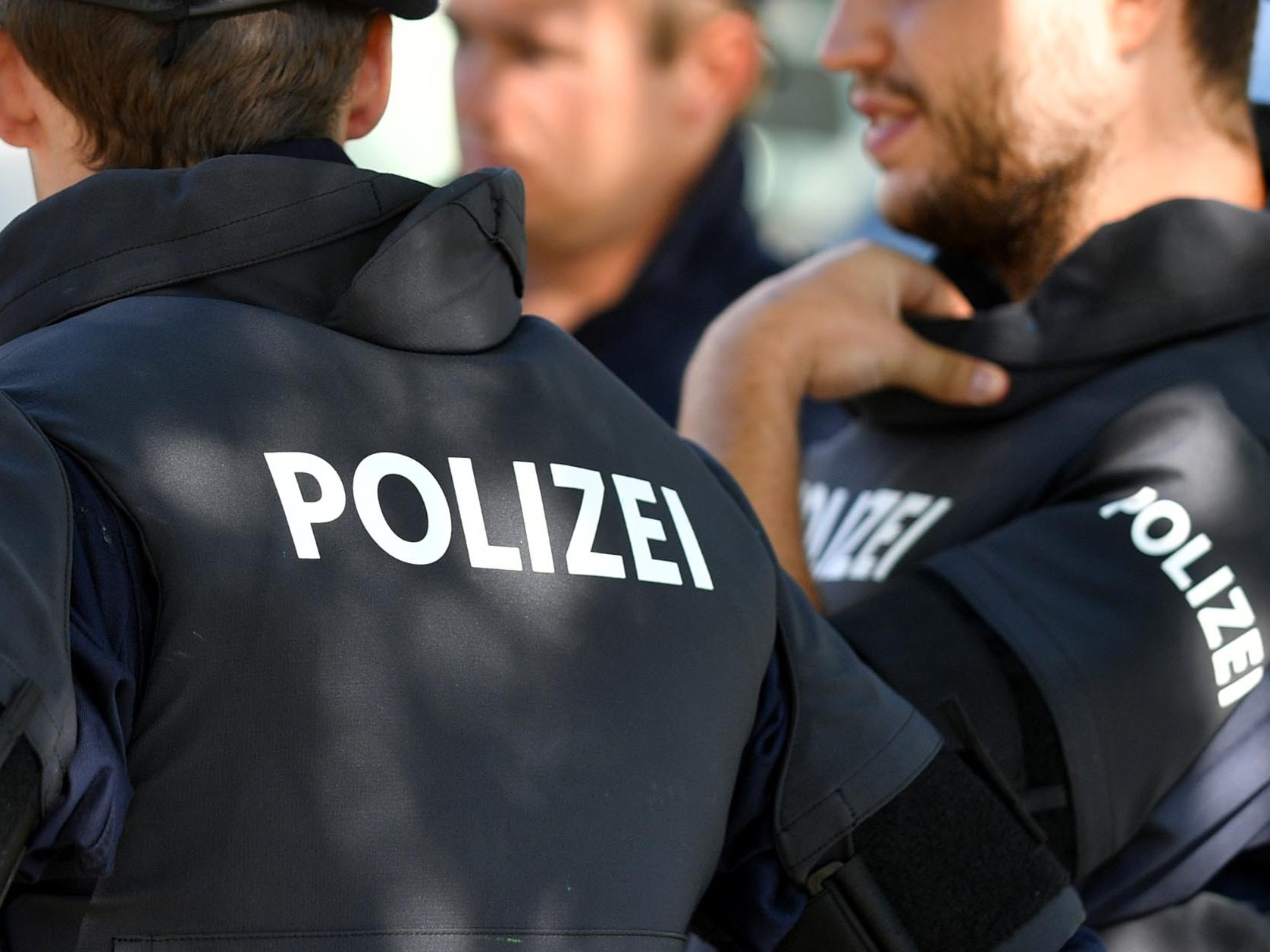 Mehrere Polizisten sollen Schlachtgesänge gesungen haben.