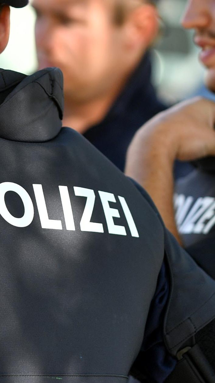 Mehrere Polizisten sollen Schlachtgesänge gesungen haben.