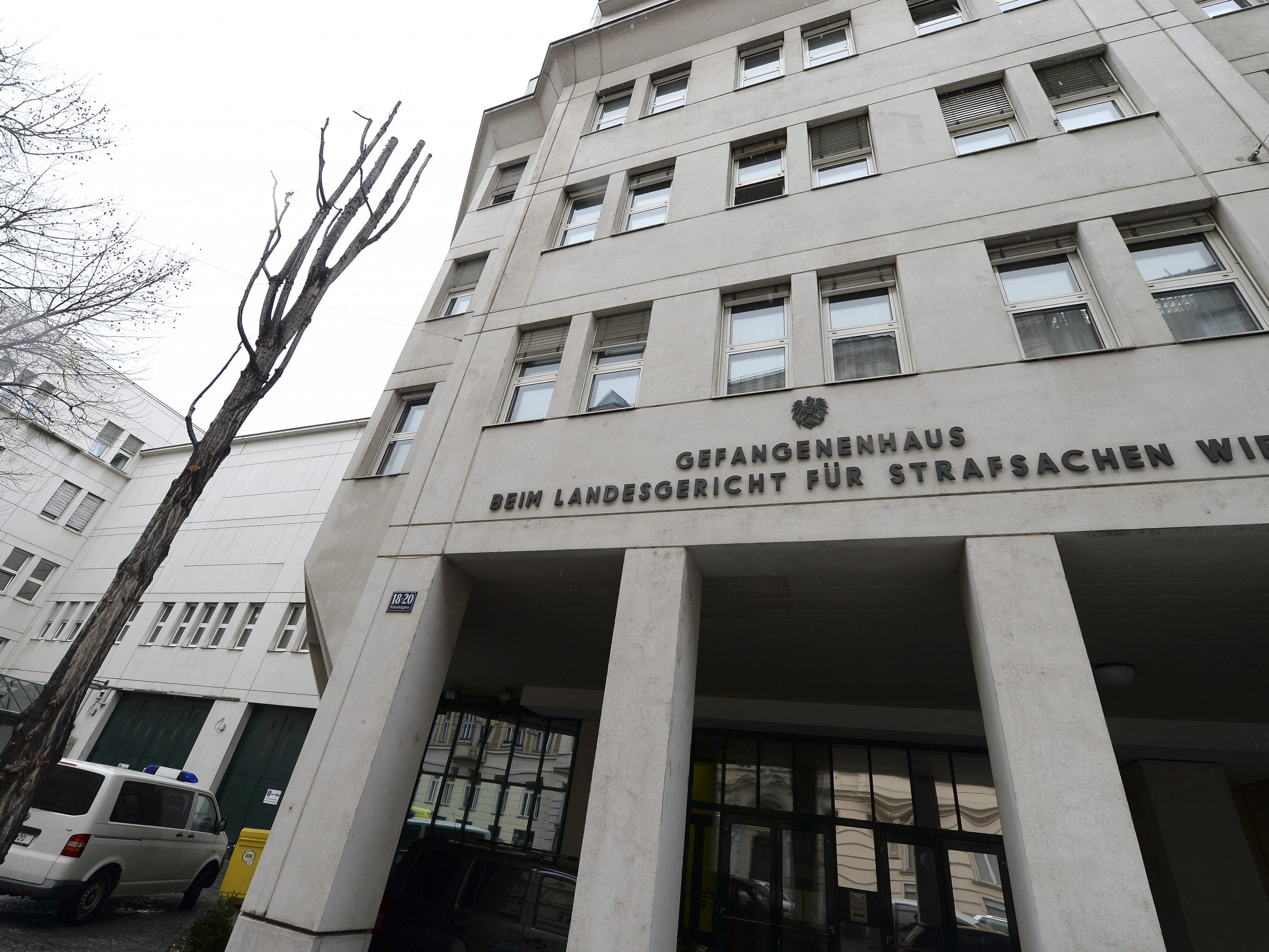Vier Tage vor dem Prozess begang der Mann Selbstmord. Vier Tage vor dem Prozess begang der Mann Selbstmord.