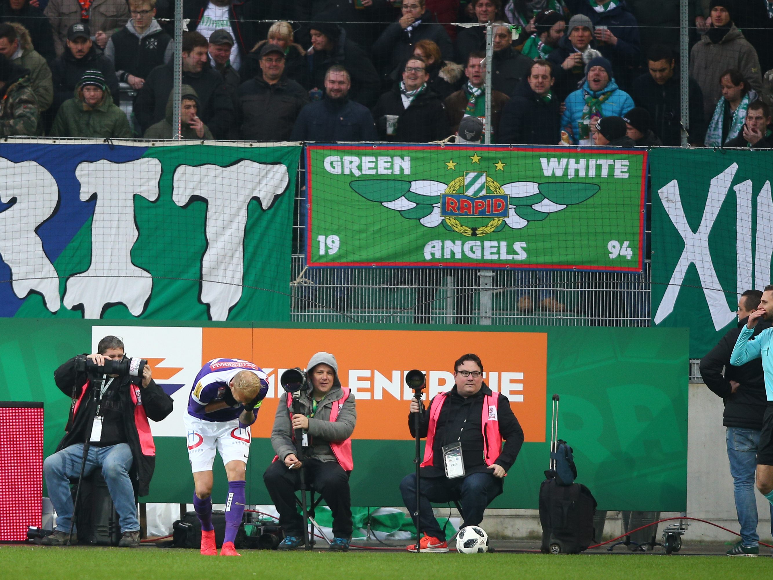 Wiener Austria-Spieler Holzhauser wurde von Feuerzeugen getroffen.