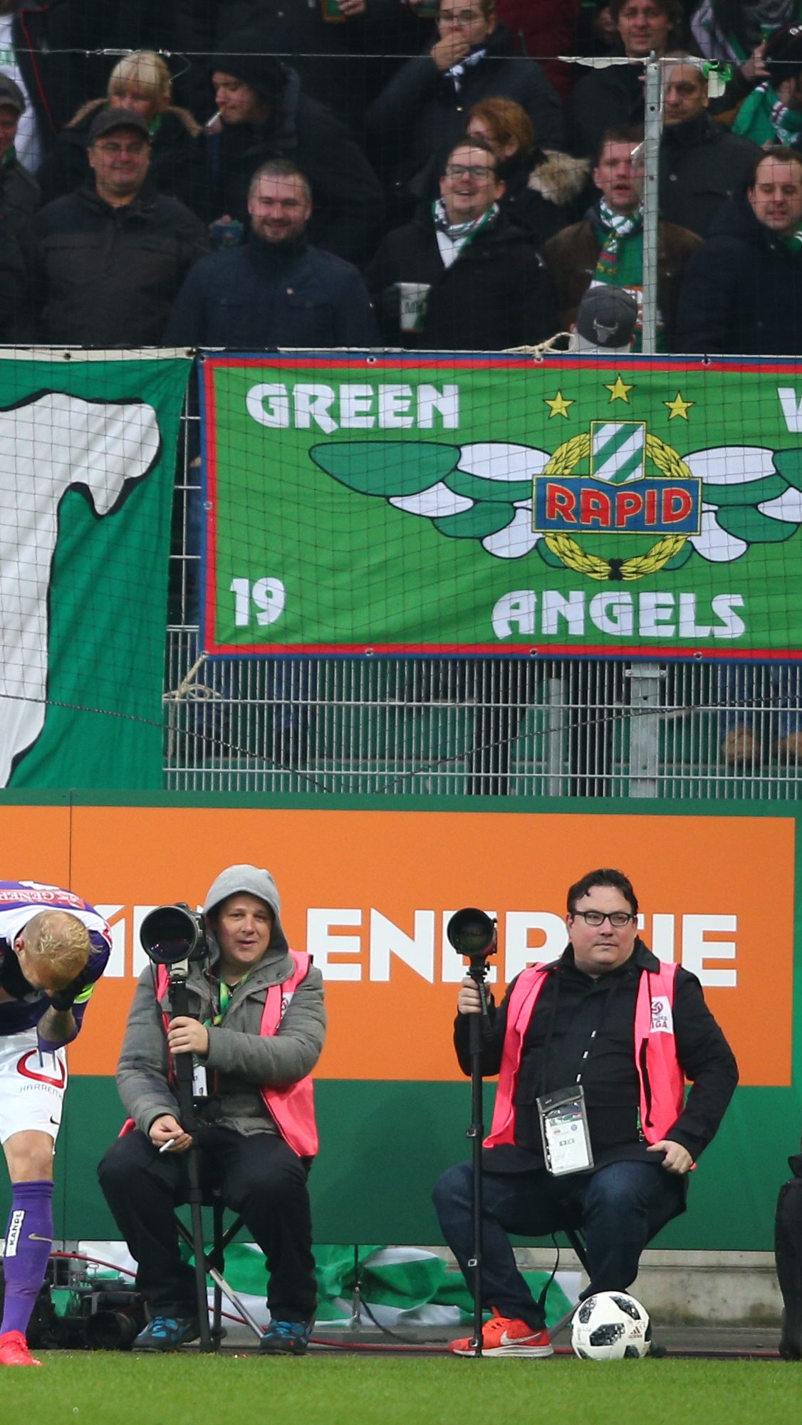 Wiener Austria-Spieler Holzhauser wurde von Feuerzeugen getroffen.